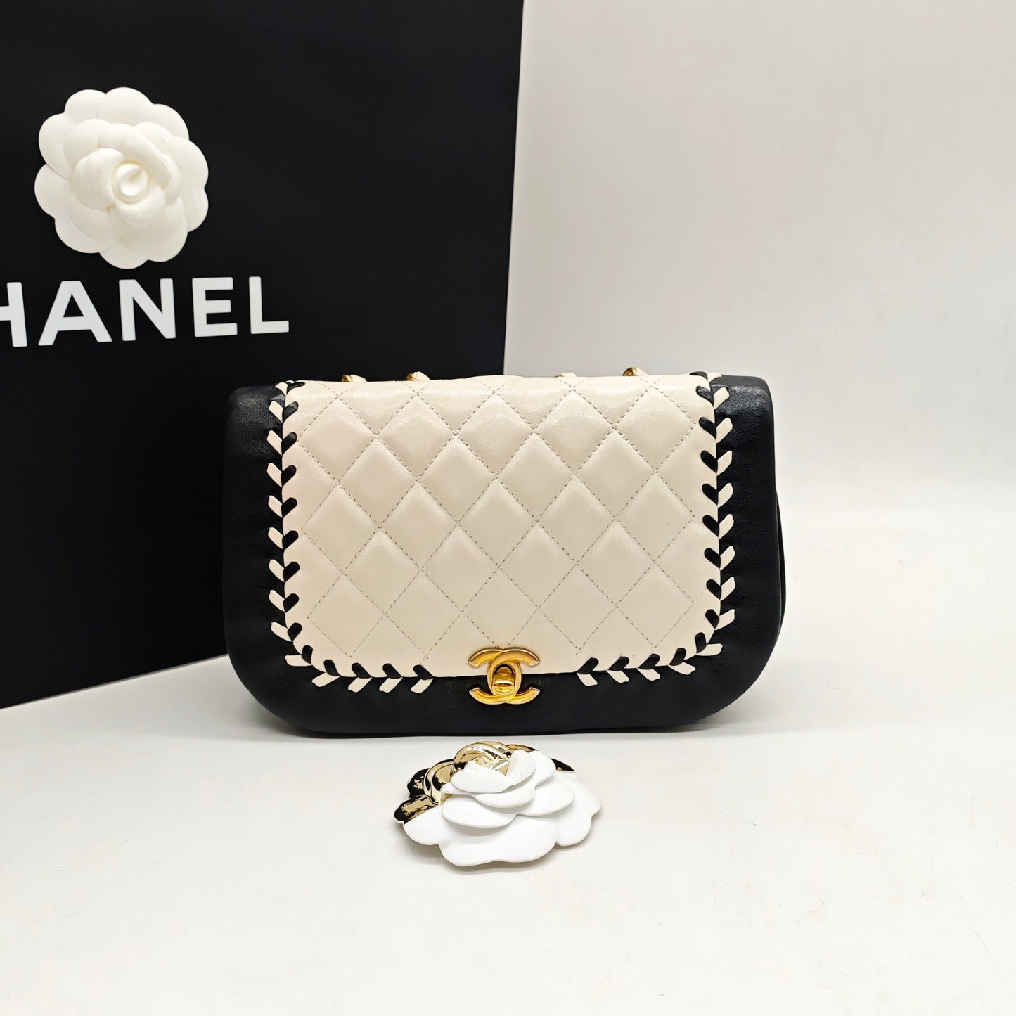 Chanel - Saddle Flap Bag - Lambskin leather - Black and White with Gold-Tone Hardware - (mini)
