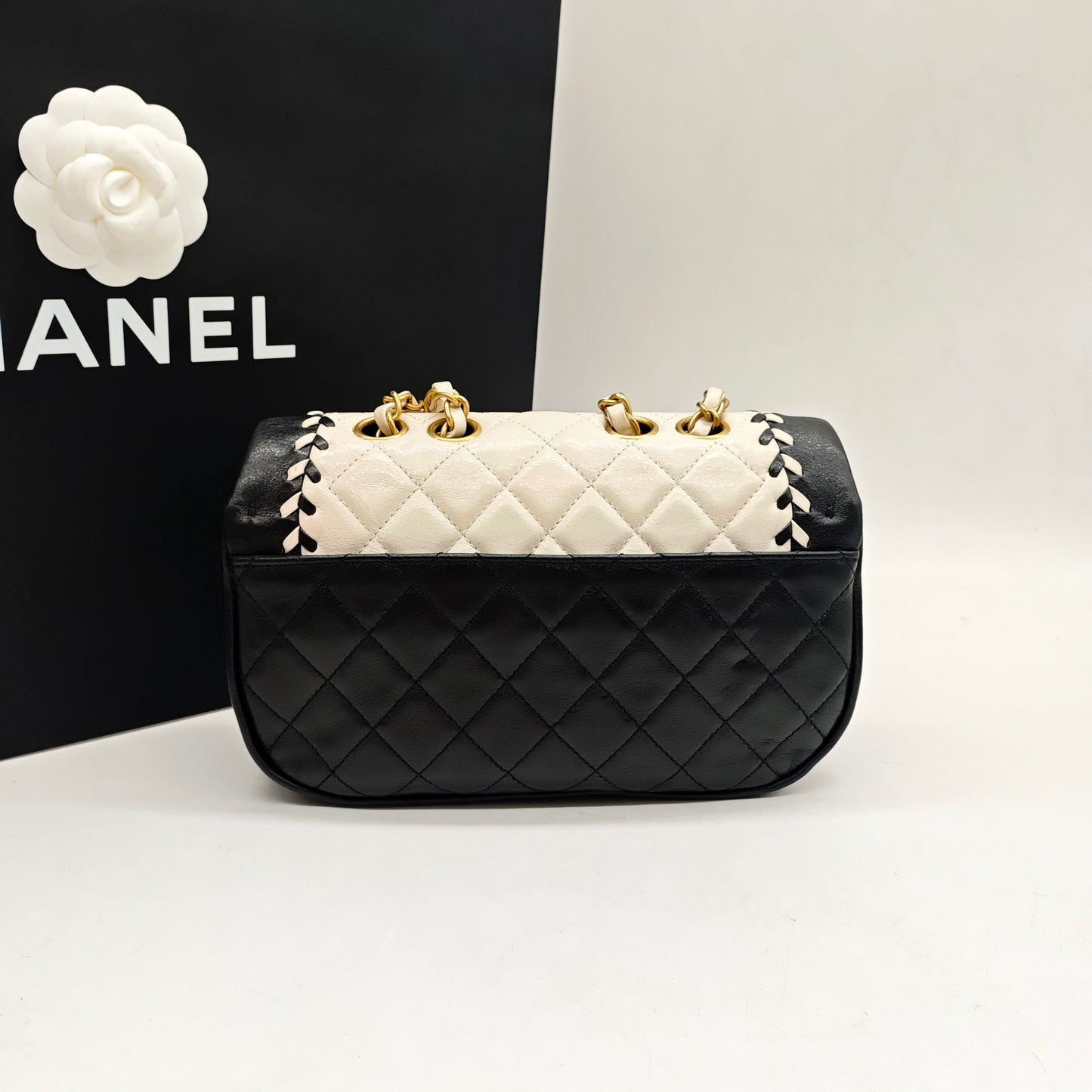 Chanel - Saddle Flap Bag - Lambskin leather - Black and White with Gold-Tone Hardware - (mini)