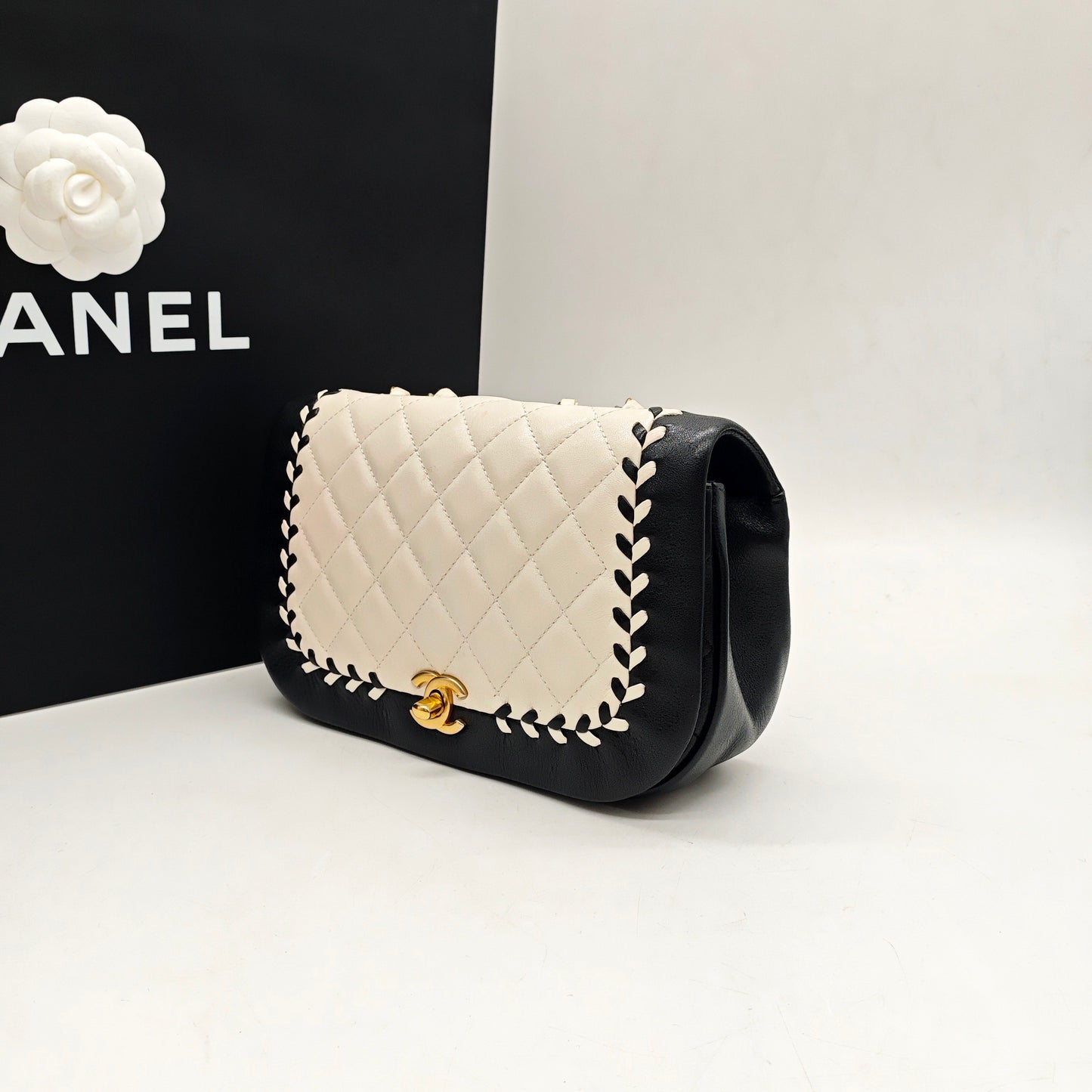 Chanel - Saddle Flap Bag - Lambskin leather - Black and White with Gold-Tone Hardware - (mini)