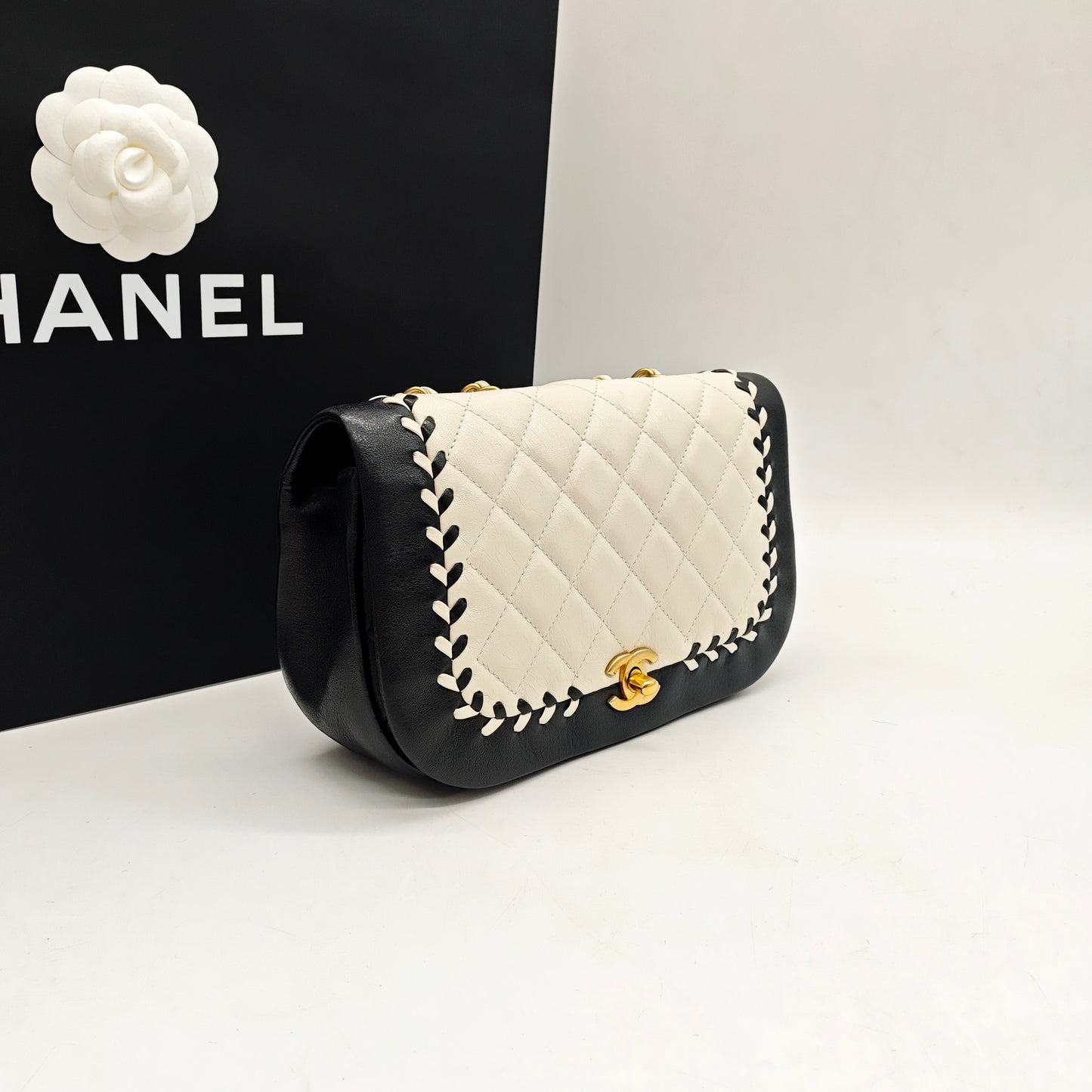 Chanel - Saddle Flap Bag - Lambskin leather - Black and White with Gold-Tone Hardware - (mini)
