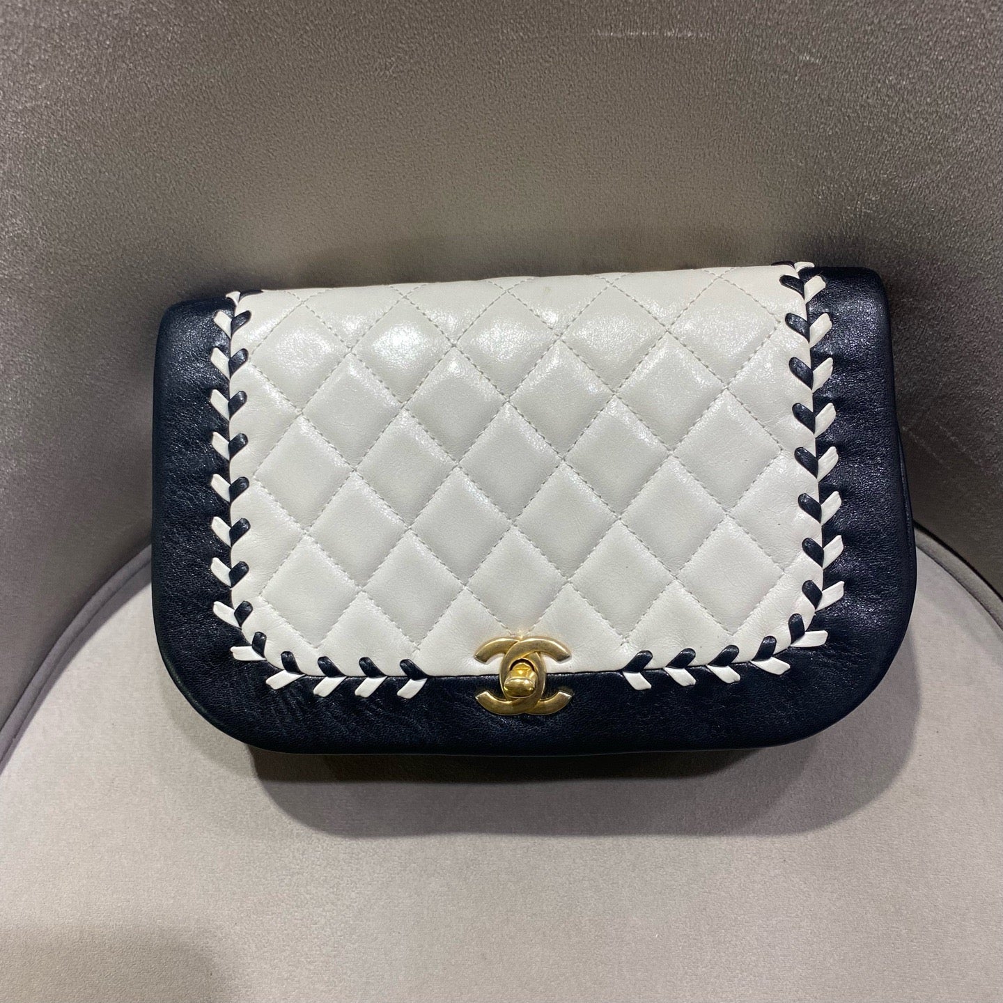 Chanel - Saddle Flap Bag - Lambskin leather - Black and White with Gold-Tone Hardware - (mini)
