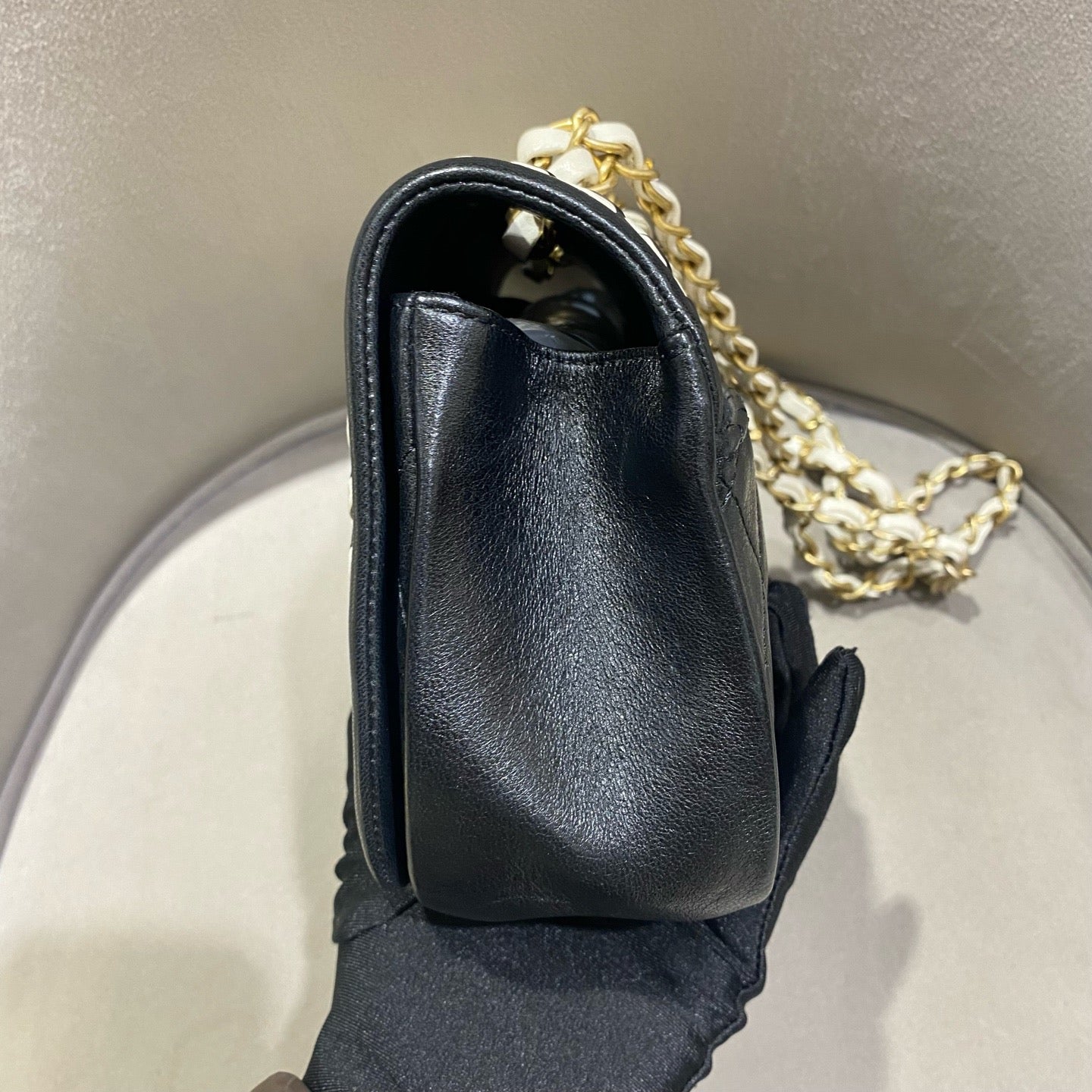 Chanel - Saddle Flap Bag - Lambskin leather - Black and White with Gold-Tone Hardware - (mini)