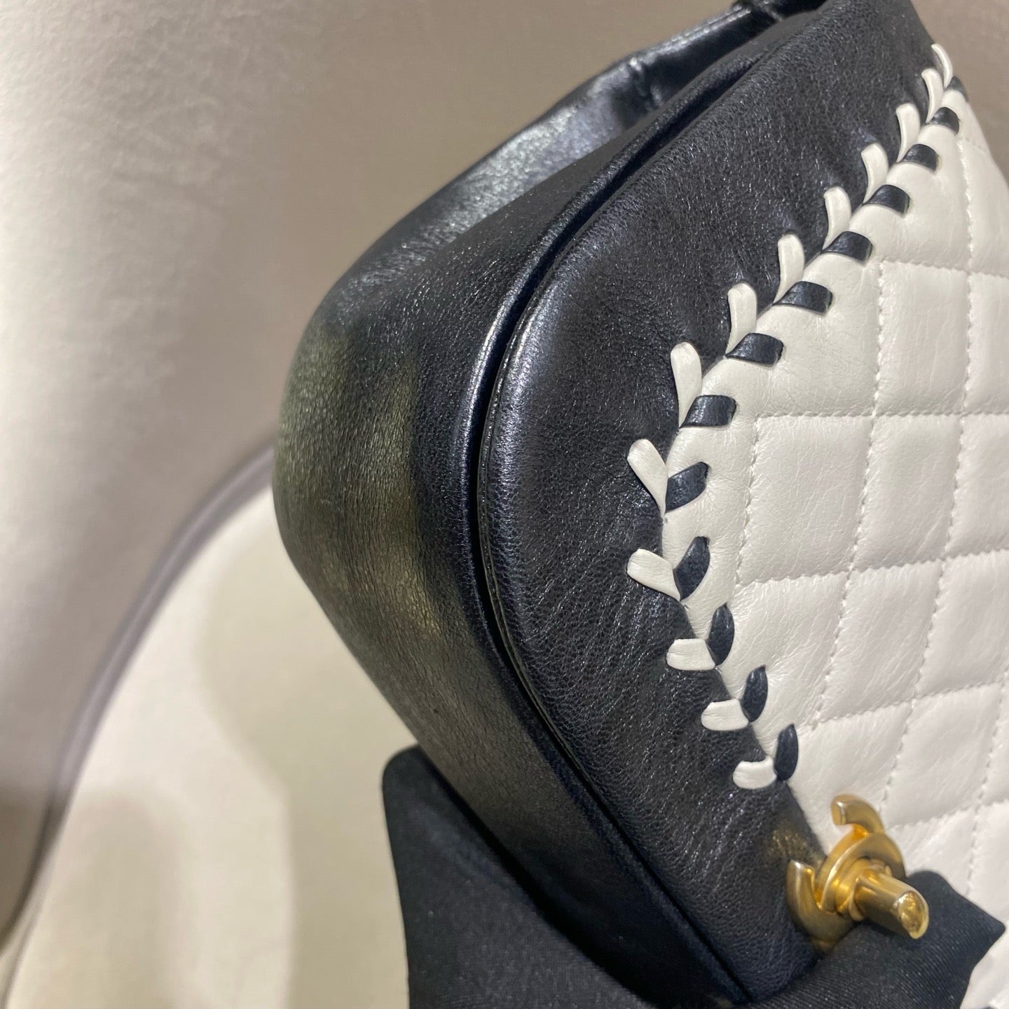 Chanel - Saddle Flap Bag - Lambskin leather - Black and White with Gold-Tone Hardware - (mini)