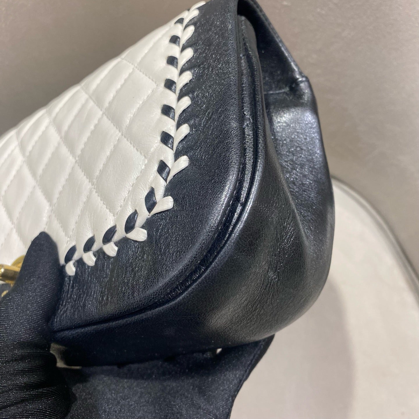 Chanel - Saddle Flap Bag - Lambskin leather - Black and White with Gold-Tone Hardware - (mini)