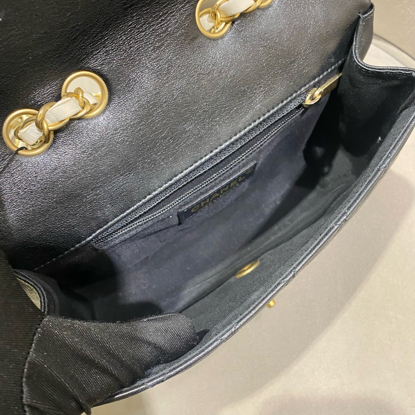 Chanel - Saddle Flap Bag - Lambskin leather - Black and White with Gold-Tone Hardware - (mini)