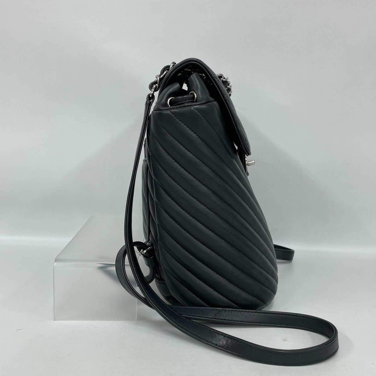 Chanel - Salzburg Chevron Backpack - Lambskin leather - Black - (medium)