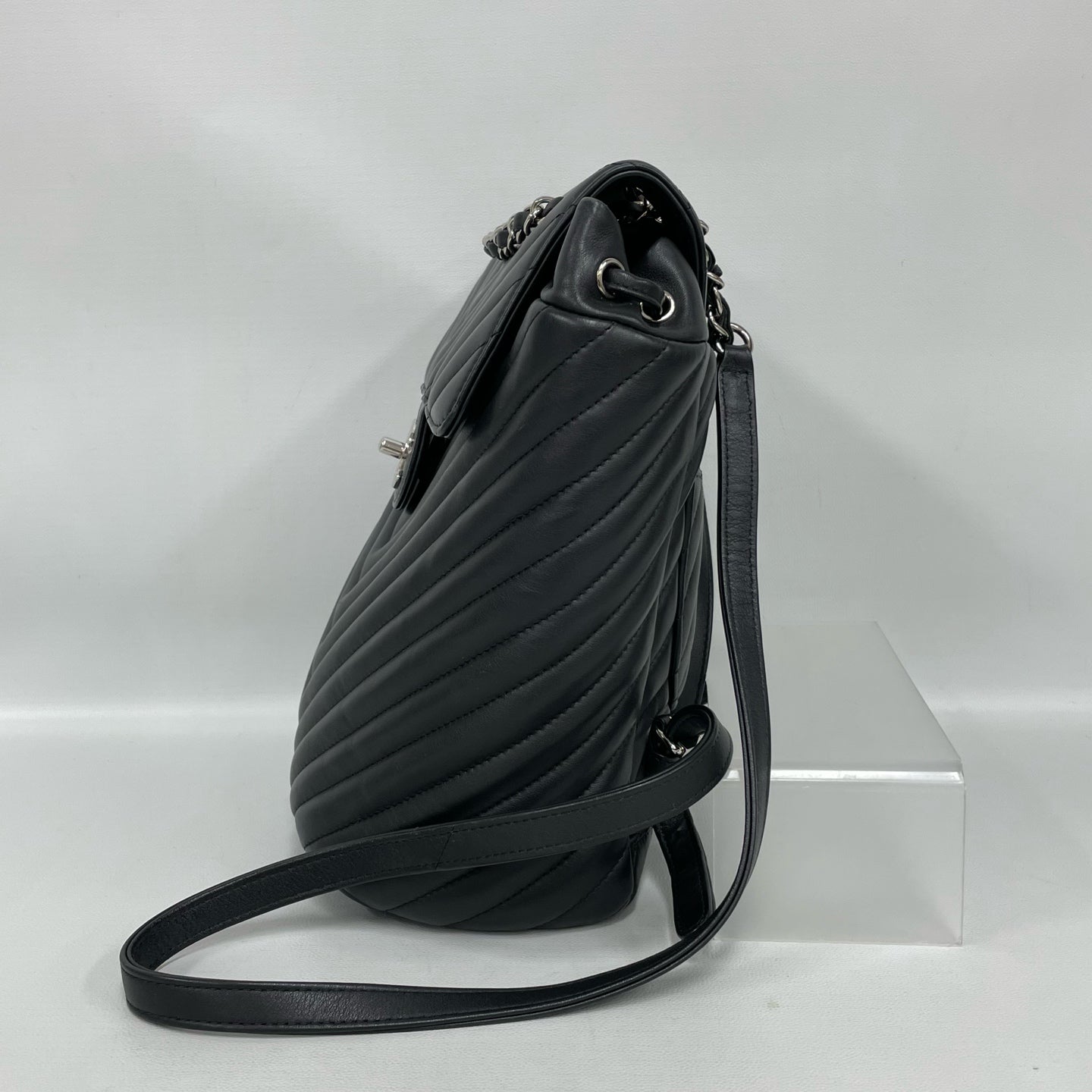 Chanel - Salzburg Chevron Backpack - Lambskin leather - Black - (medium)