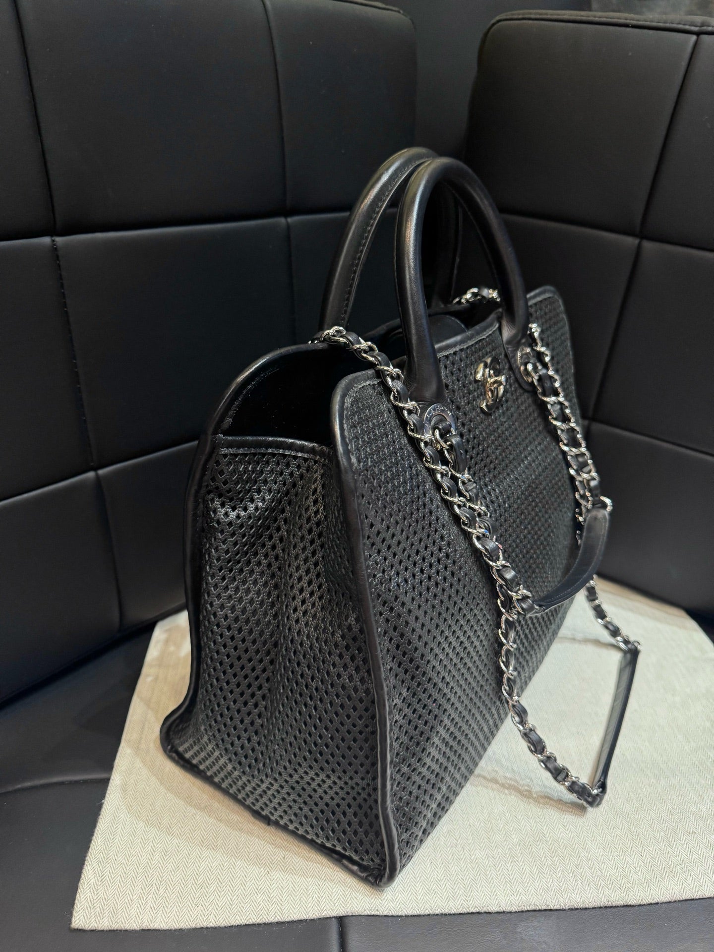 Chanel - Shopping Tote - Leather - Black - (medium)