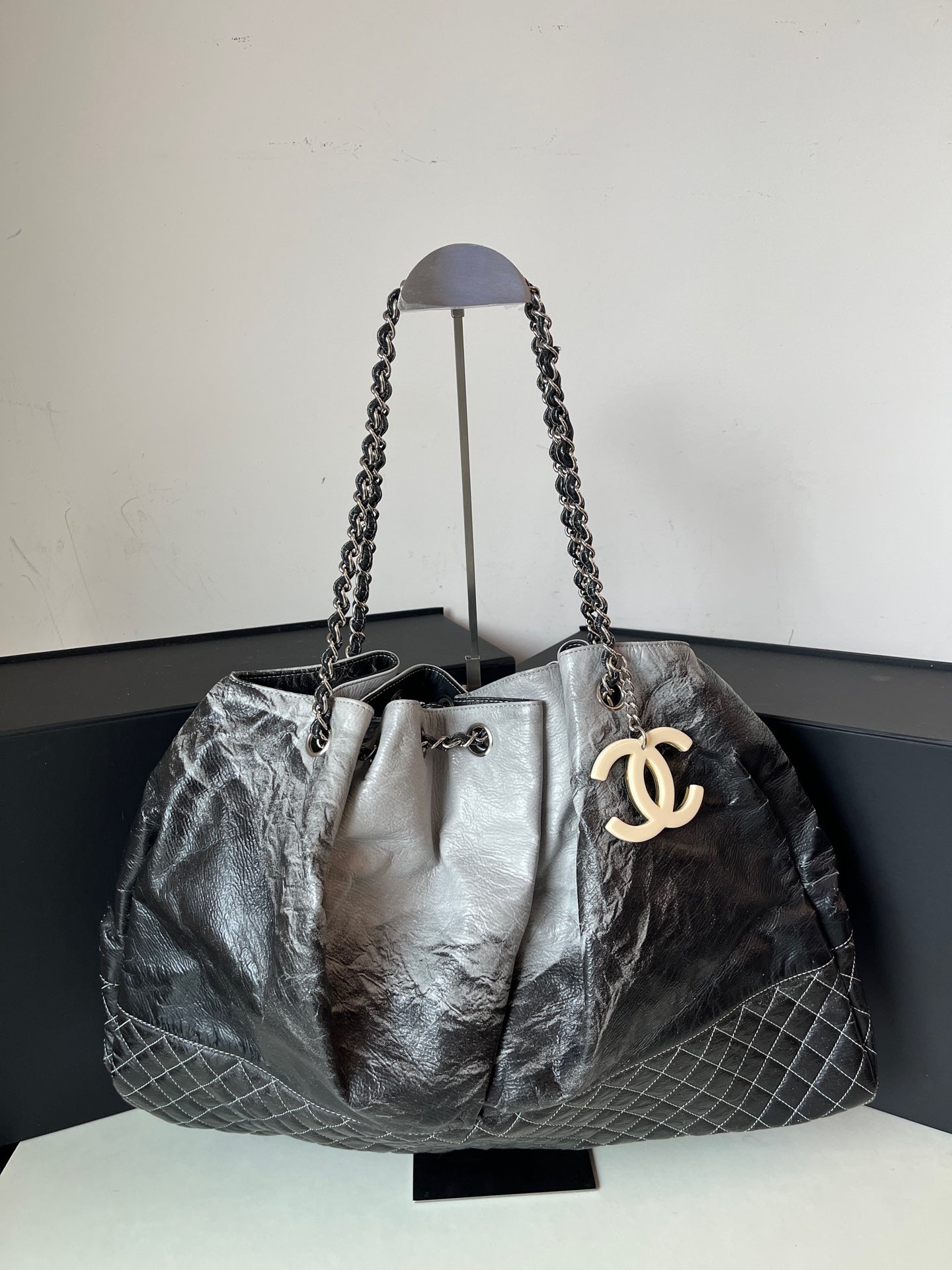 Chanel - Snow Mountain Limited Edition Tote - Leather - Black - (large)