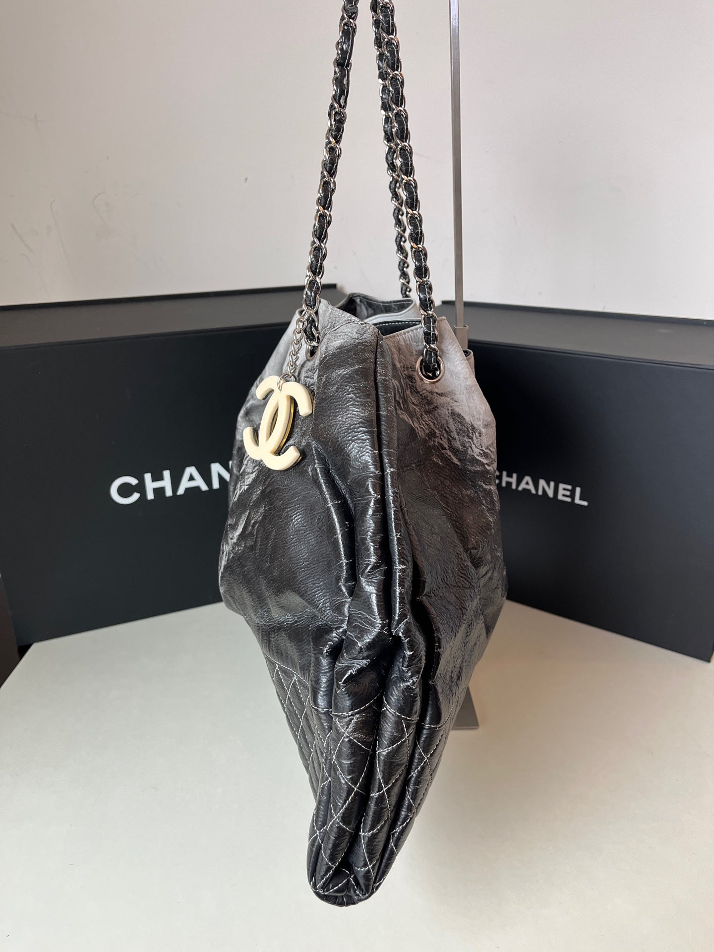 Chanel - Snow Mountain Limited Edition Tote - Leather - Black - (large)