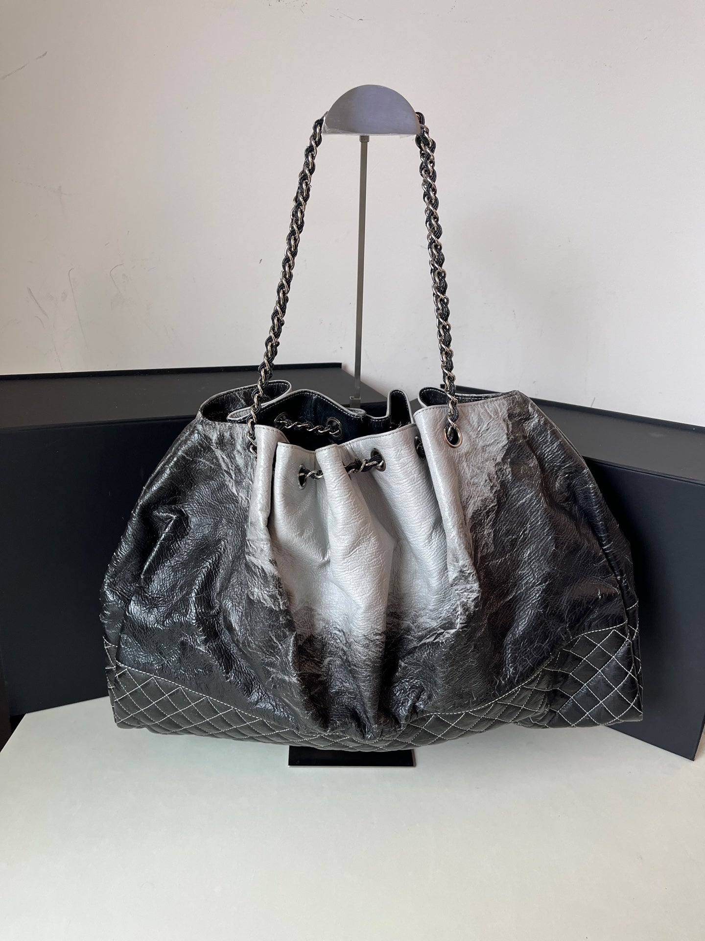 Chanel - Snow Mountain Limited Edition Tote - Leather - Black - (large)