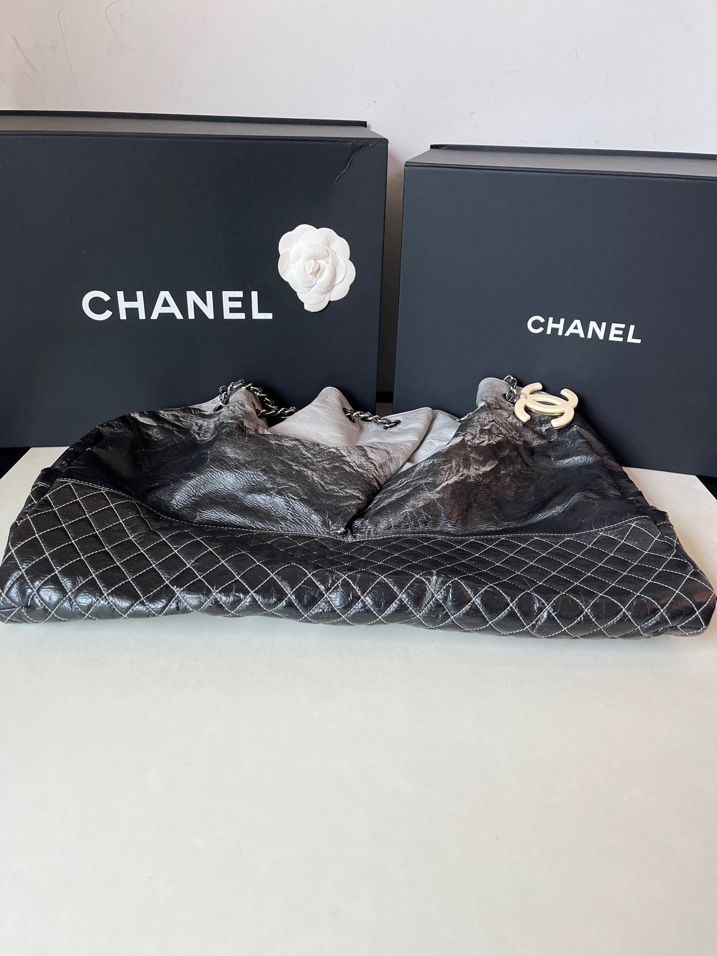 Chanel - Snow Mountain Limited Edition Tote - Leather - Black - (large)