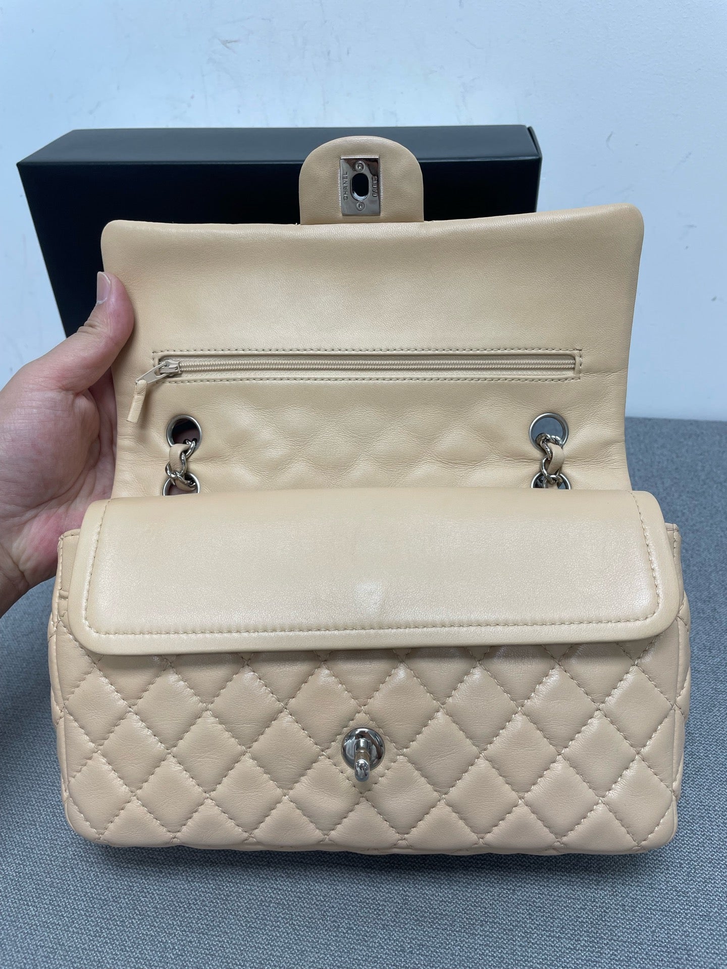 Chanel - Timeless/Classique - Leather - Beige - (medium)