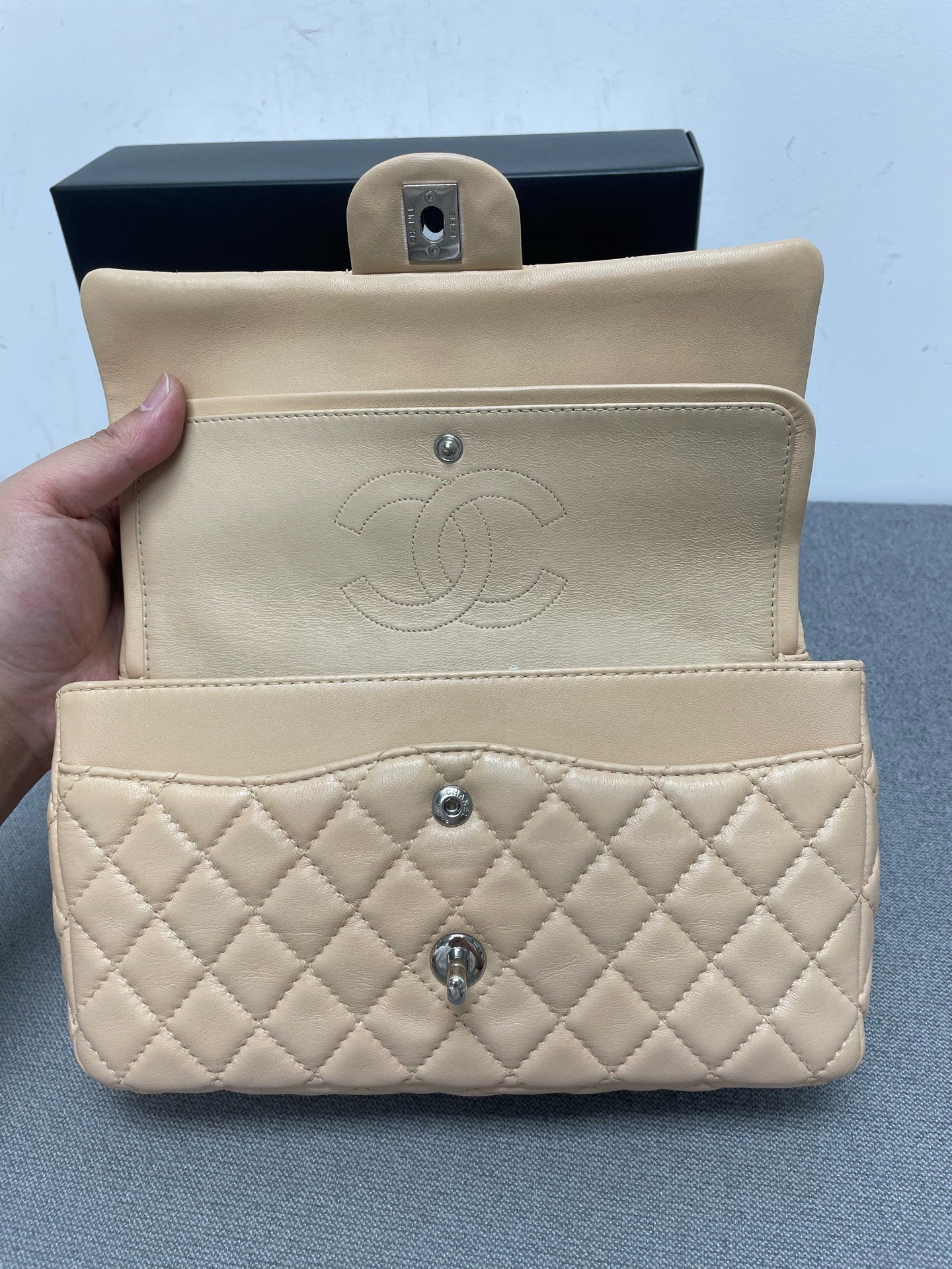 Chanel - Timeless/Classique - Leather - Beige - (medium)