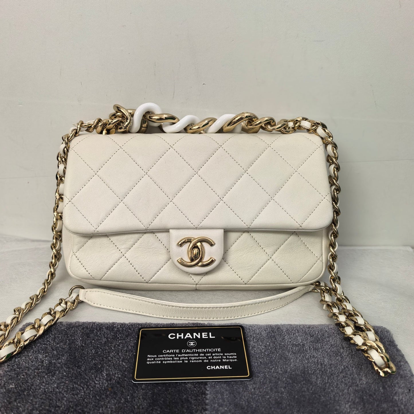 Chanel - Timeless/Classique - Leather - White - (medium)