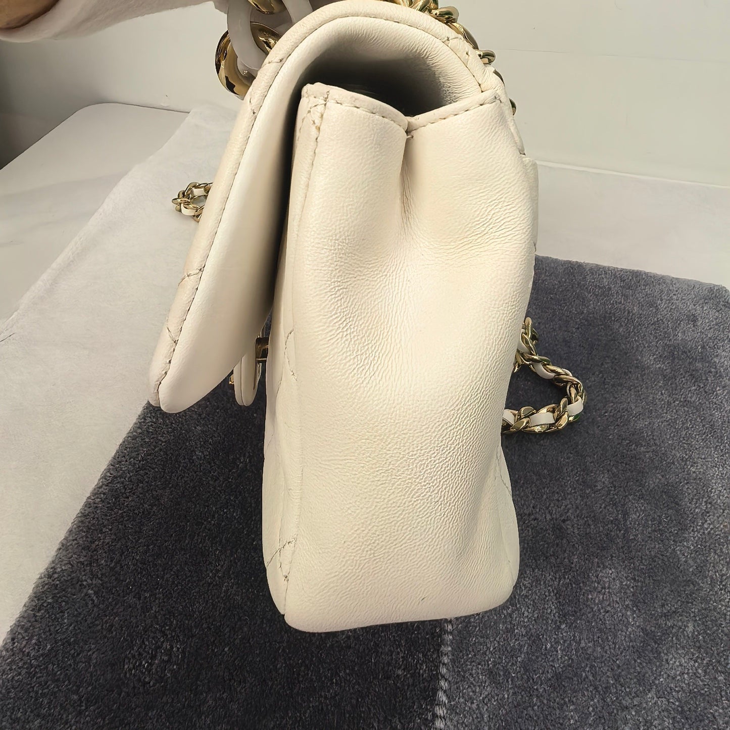 Chanel - Timeless/Classique - Leather - White - (medium)