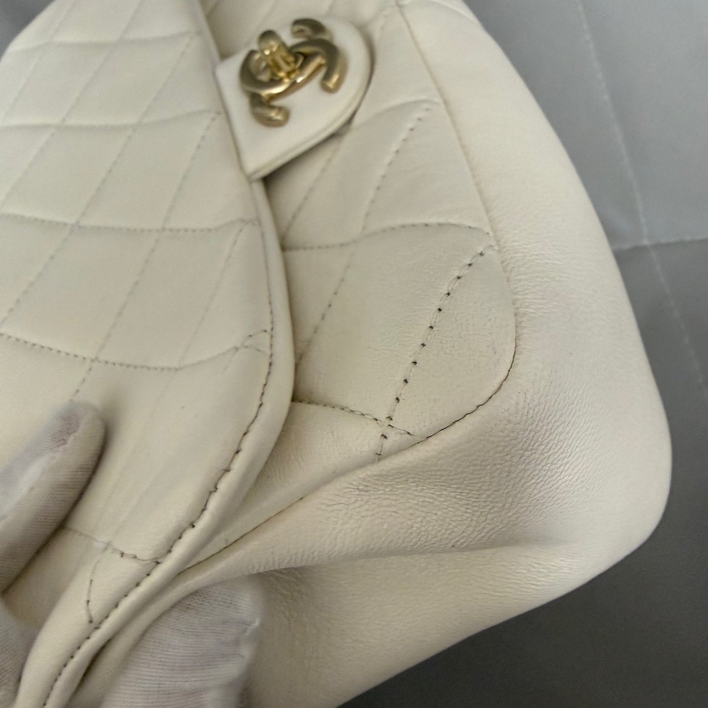 Chanel - Timeless/Classique - Leather - White - (medium)