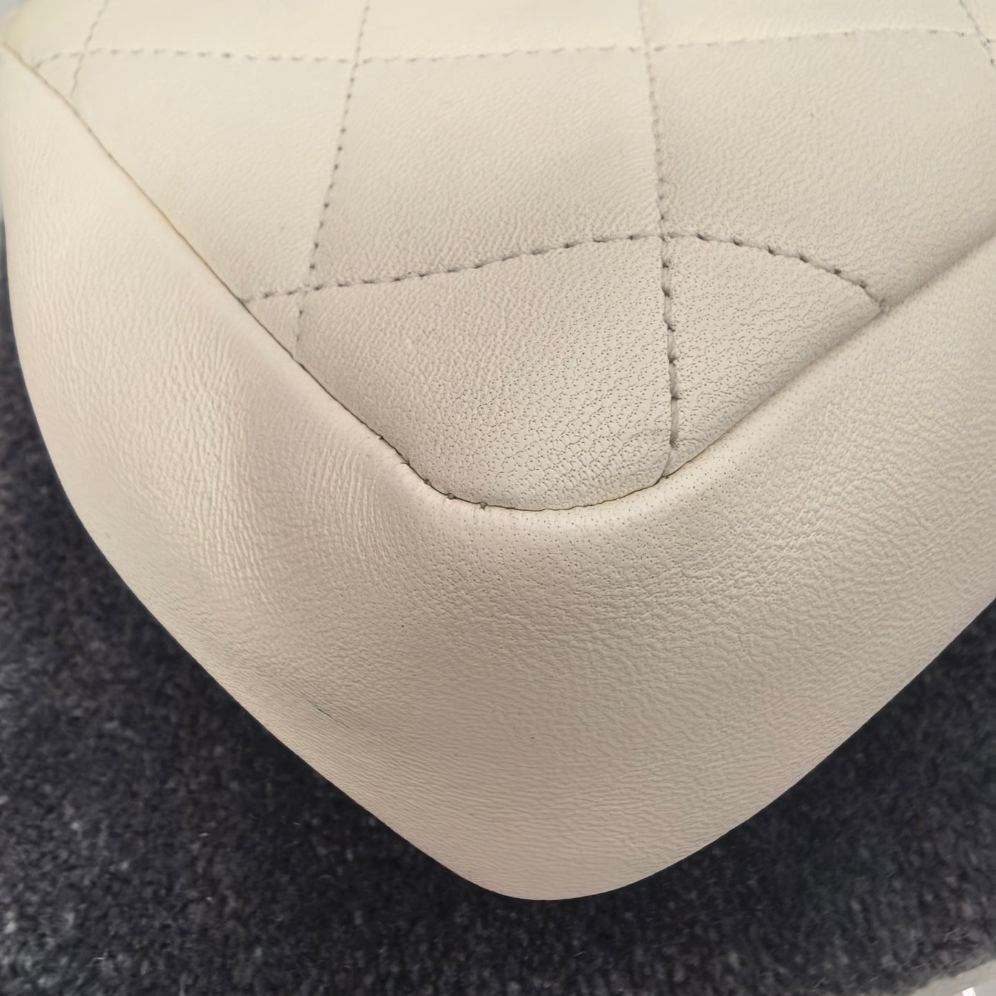 Chanel - Timeless/Classique - Leather - White - (medium)