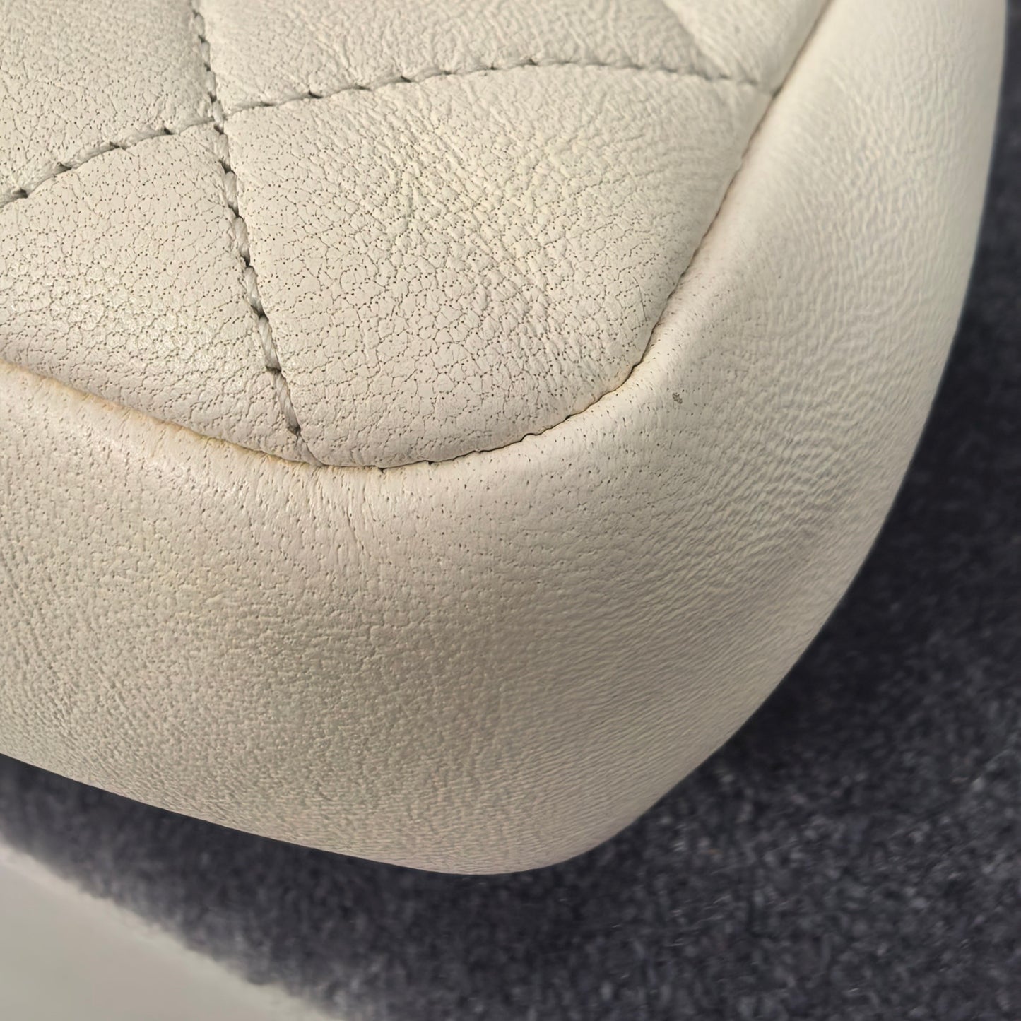Chanel - Timeless/Classique - Leather - White - (medium)