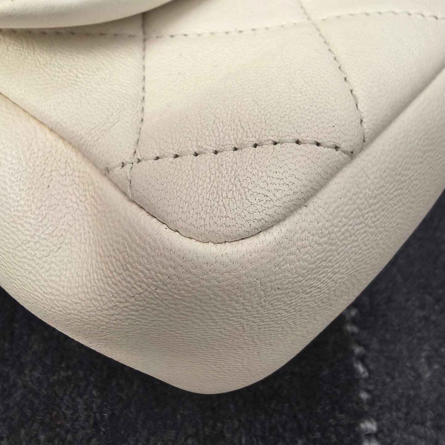 Chanel - Timeless/Classique - Leather - White - (medium)