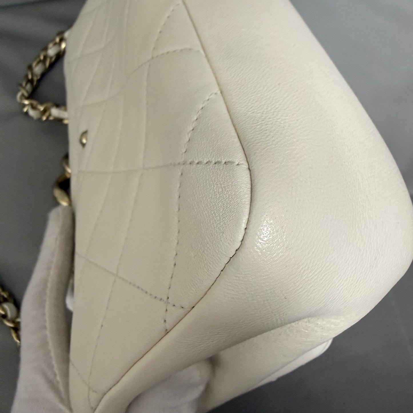 Chanel - Timeless/Classique - Leather - White - (medium)