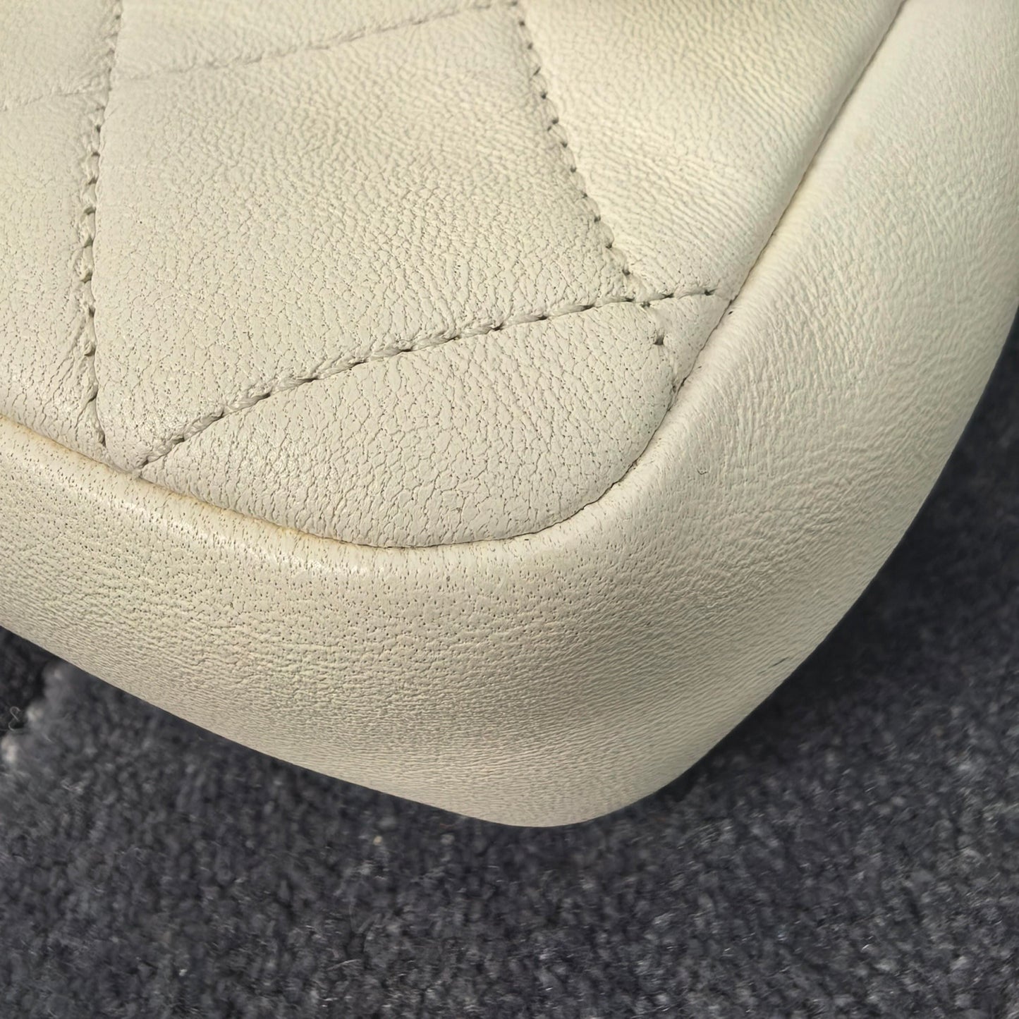 Chanel - Timeless/Classique - Leather - White - (medium)