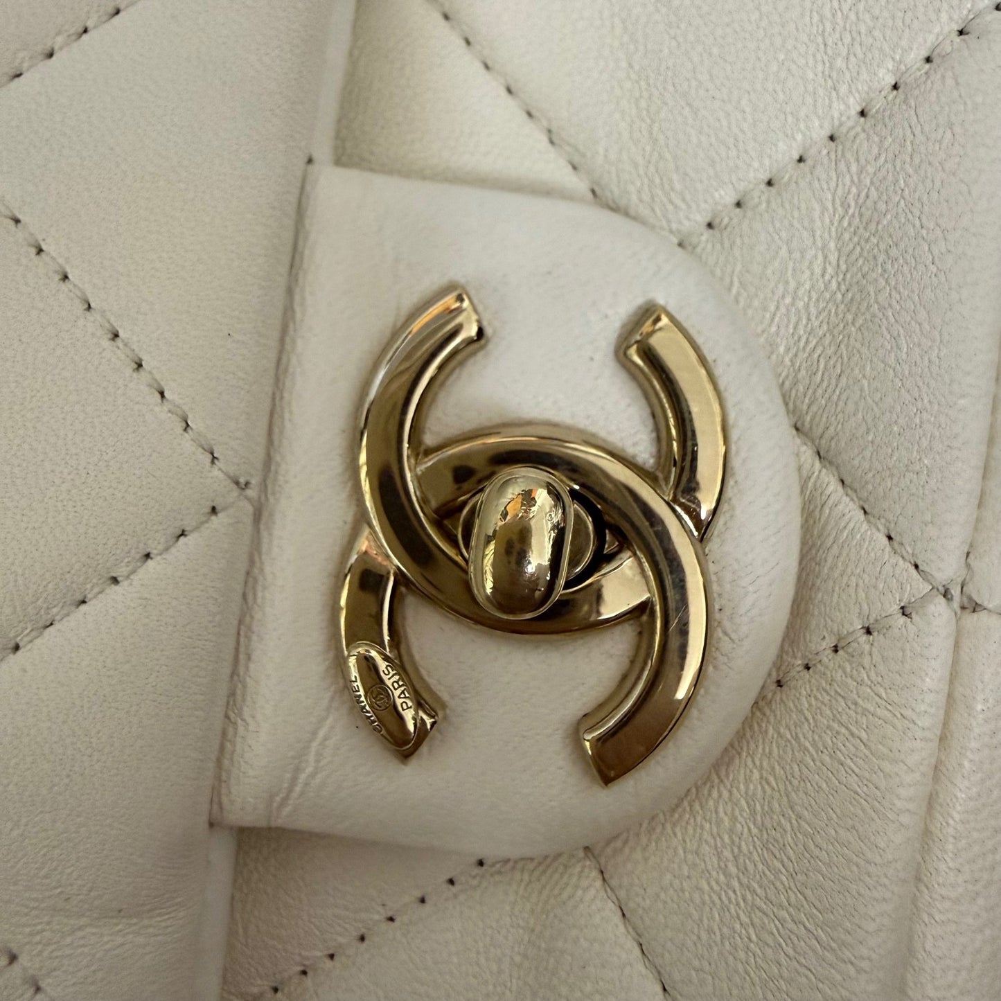Chanel - Timeless/Classique - Leather - White - (medium)