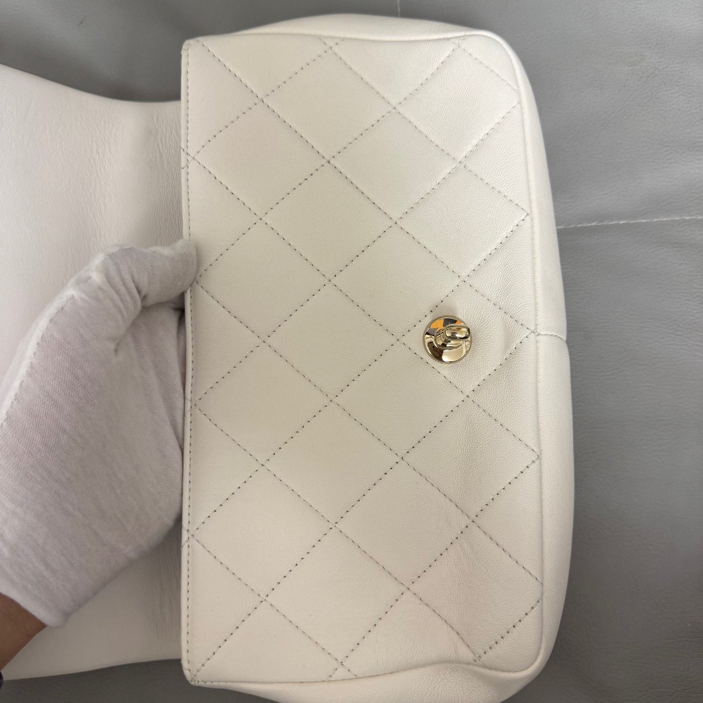 Chanel - Timeless/Classique - Leather - White - (medium)