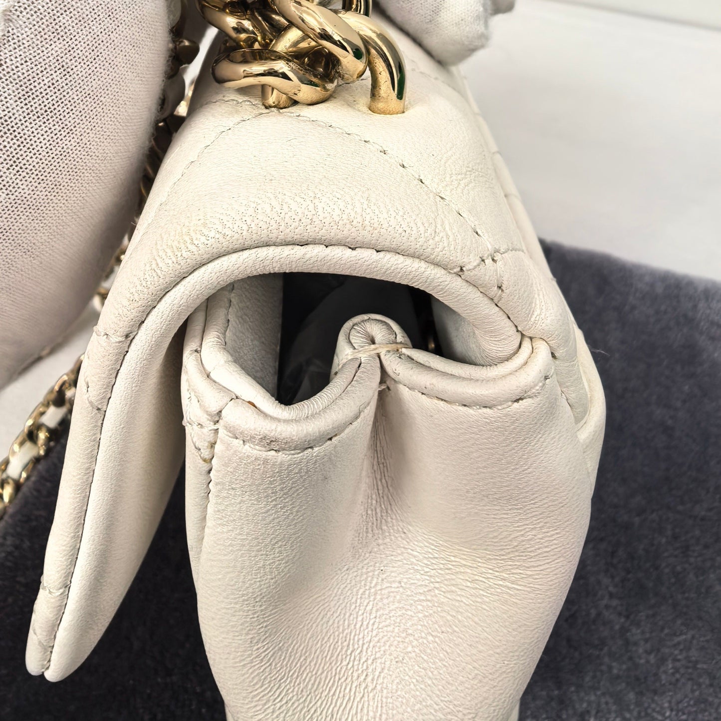 Chanel - Timeless/Classique - Leather - White - (medium)