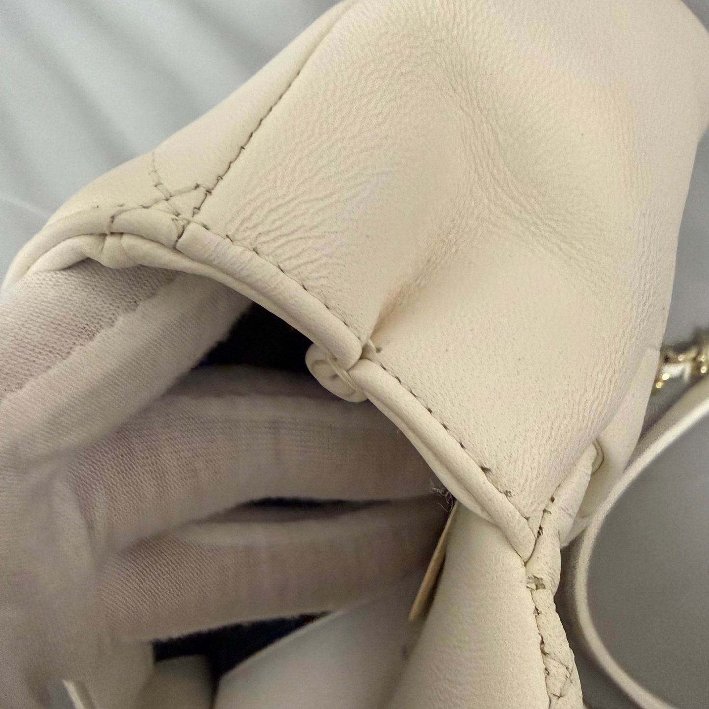 Chanel - Timeless/Classique - Leather - White - (medium)