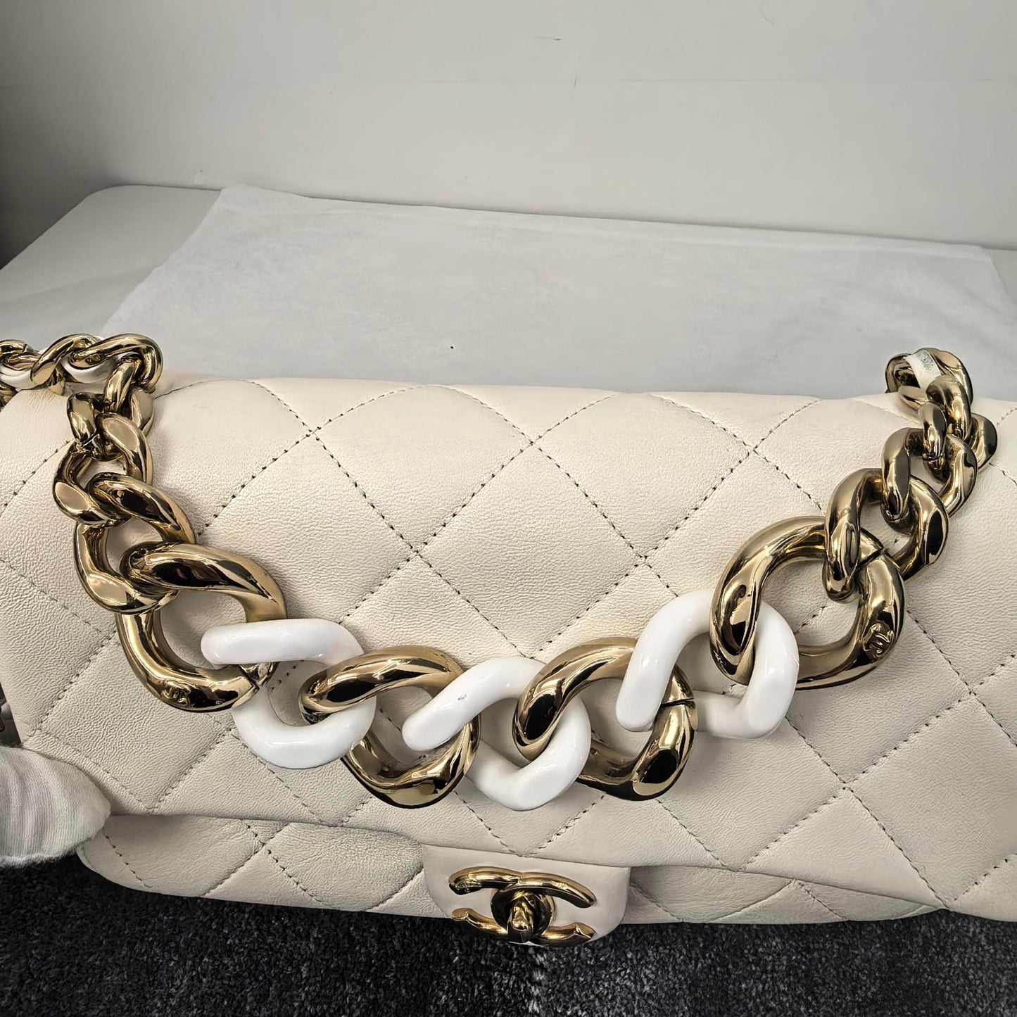 Chanel - Timeless/Classique - Leather - White - (medium)