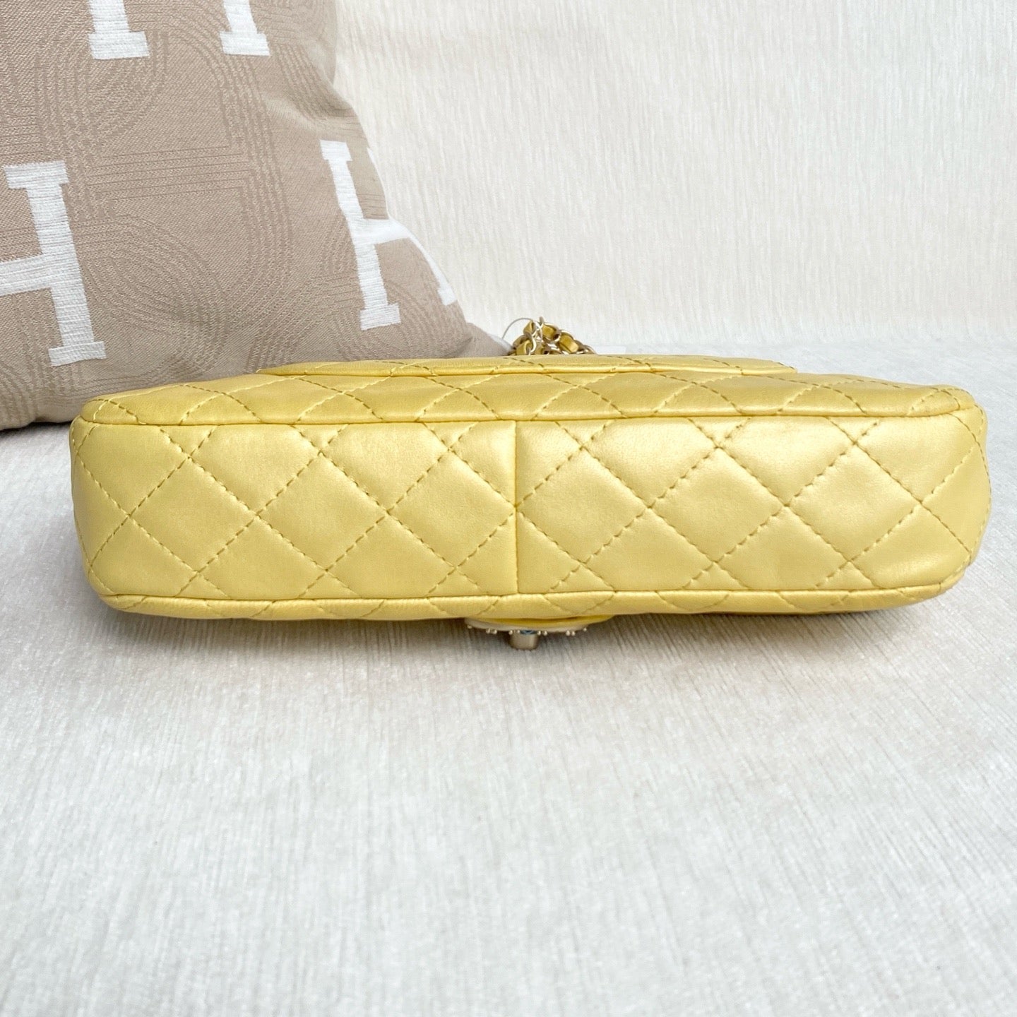 Chanel - Timeless/Classique - Leather - Yellow - (Medium)