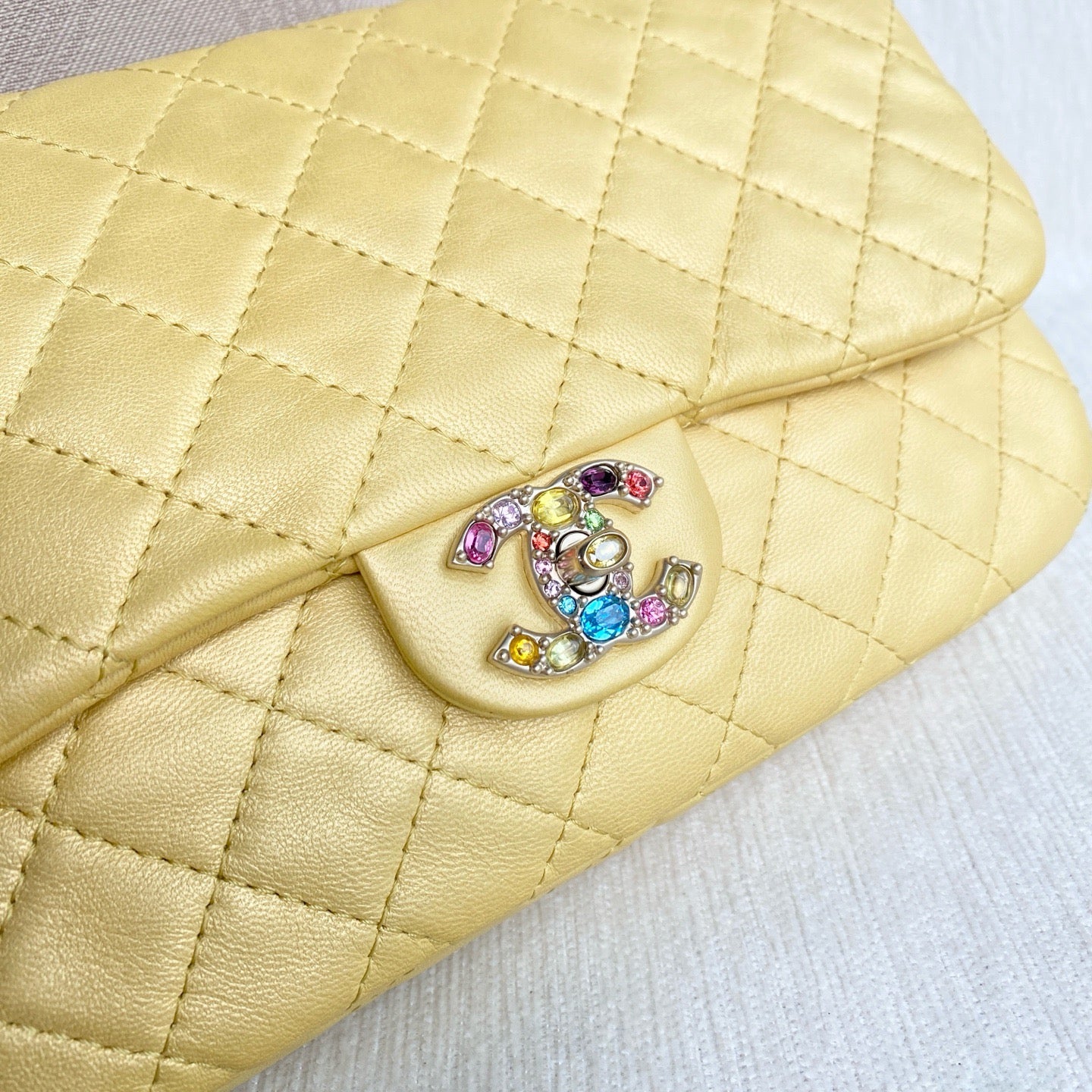 Chanel - Timeless/Classique - Leather - Yellow - (Medium)