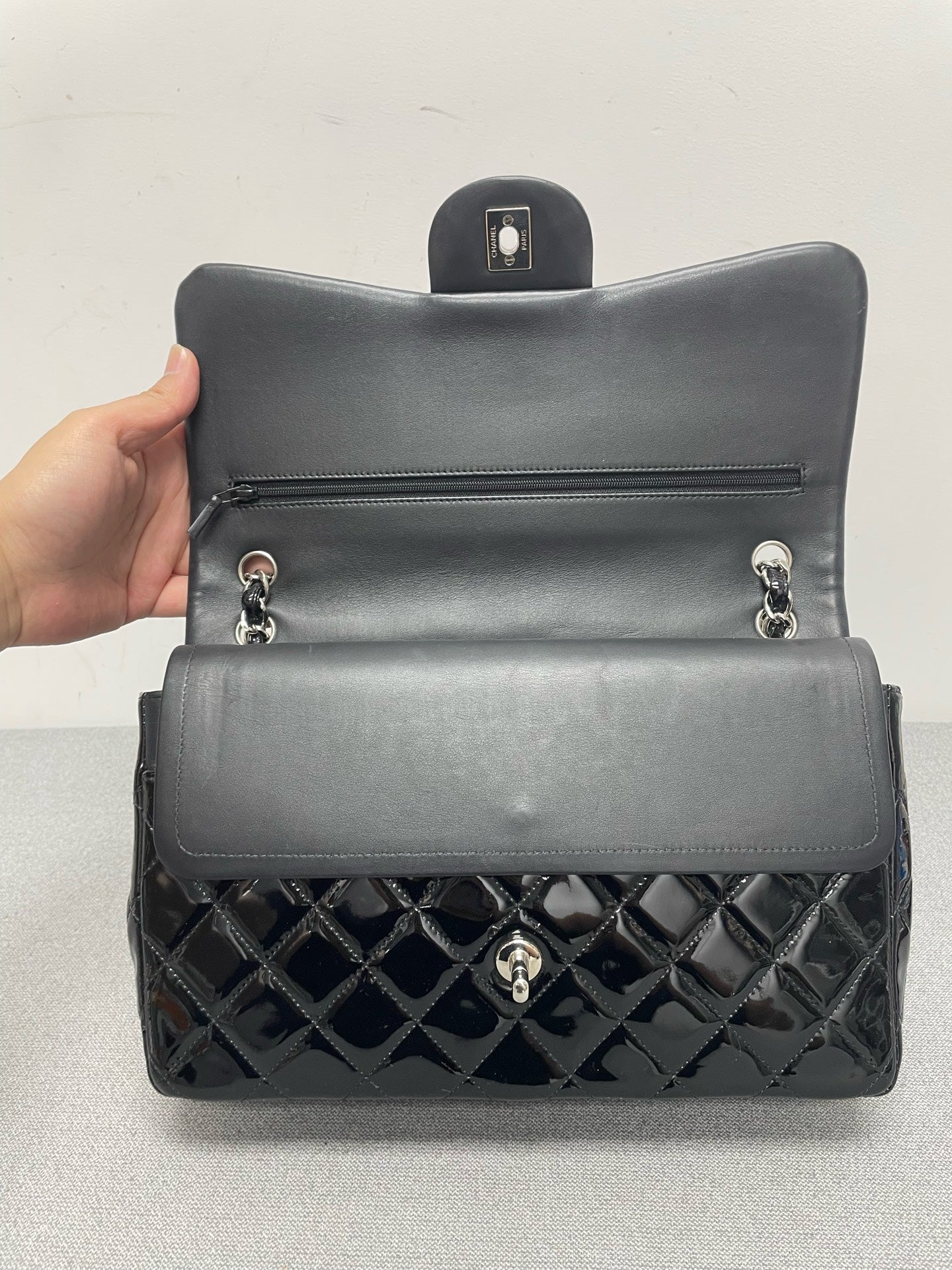 Chanel - Timeless/Classique - Patent leather - Black - (large)
