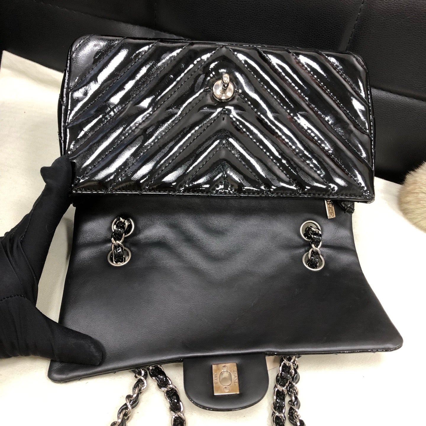 Chanel - Timeless/Classique - Patent leather - Black - (medium)