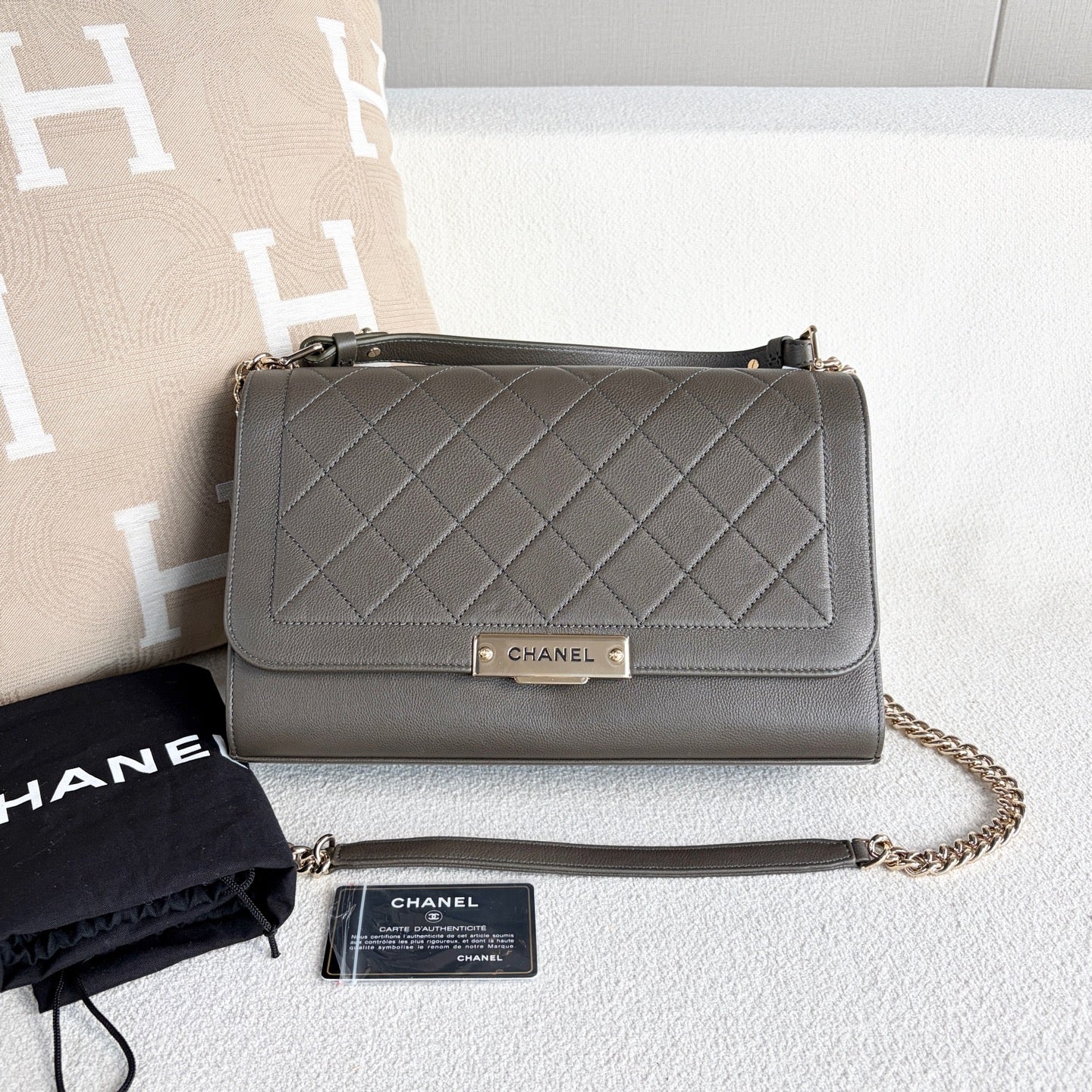 Chanel - Top Handle Flap Bag - Grained calfskin leather - Grey with Gold-Tone Hardware - (medium)