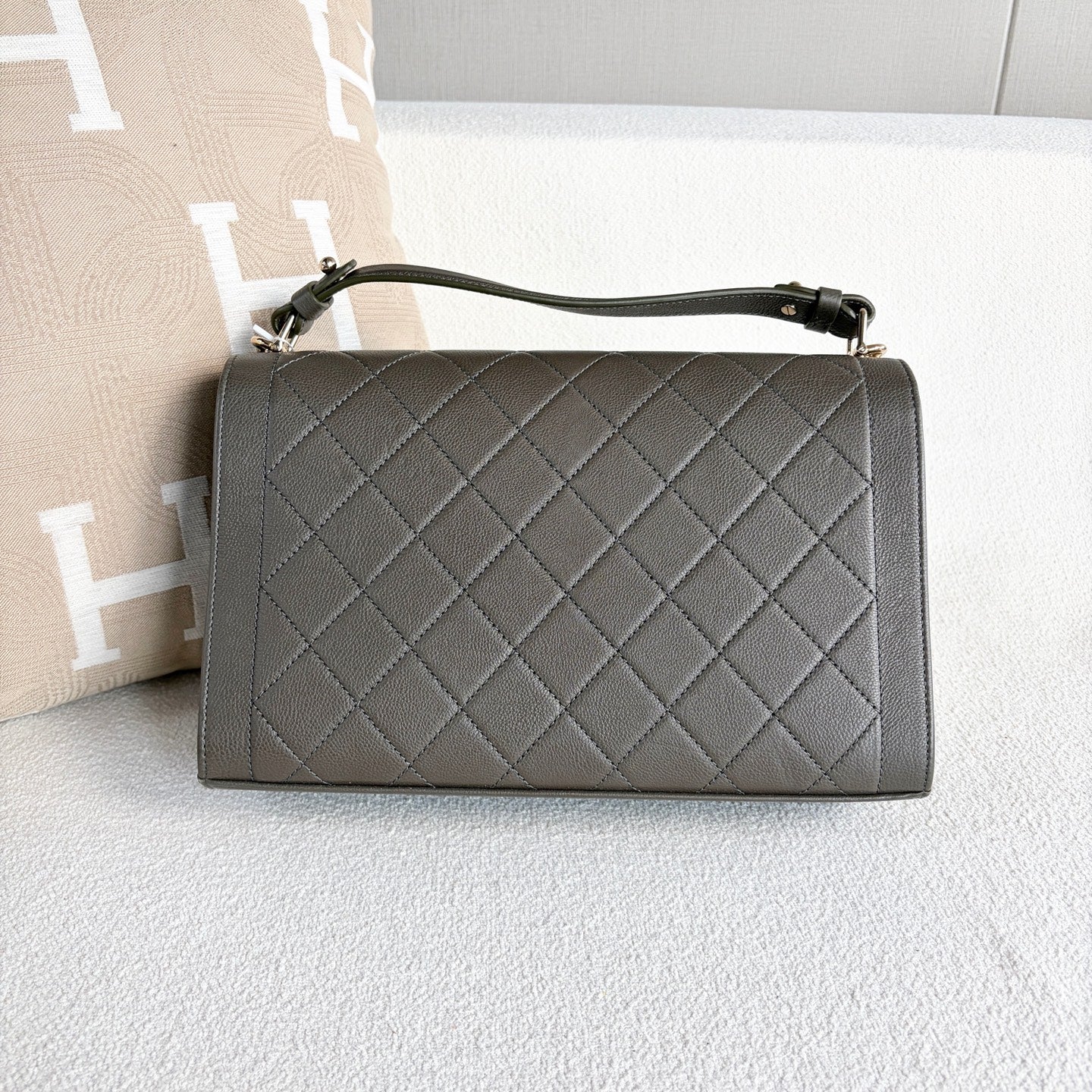 Chanel - Top Handle Flap Bag - Grained calfskin leather - Grey with Gold-Tone Hardware - (medium)