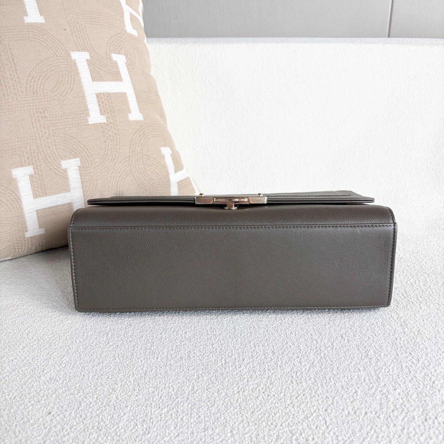 Chanel - Top Handle Flap Bag - Grained calfskin leather - Grey with Gold-Tone Hardware - (medium)