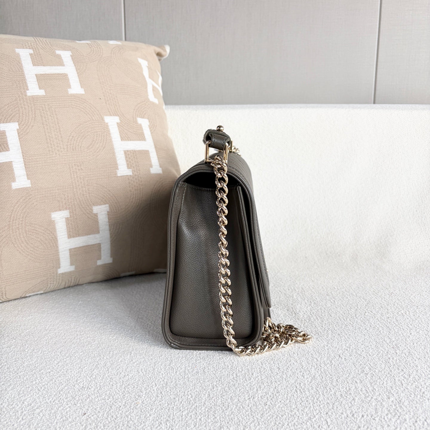 Chanel - Top Handle Flap Bag - Grained calfskin leather - Grey with Gold-Tone Hardware - (medium)