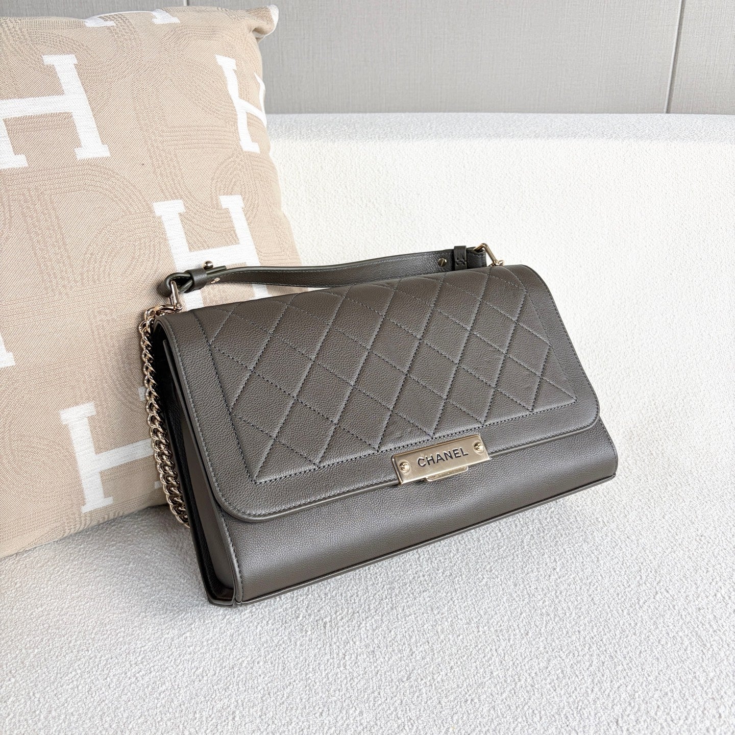 Chanel - Top Handle Flap Bag - Grained calfskin leather - Grey with Gold-Tone Hardware - (medium)