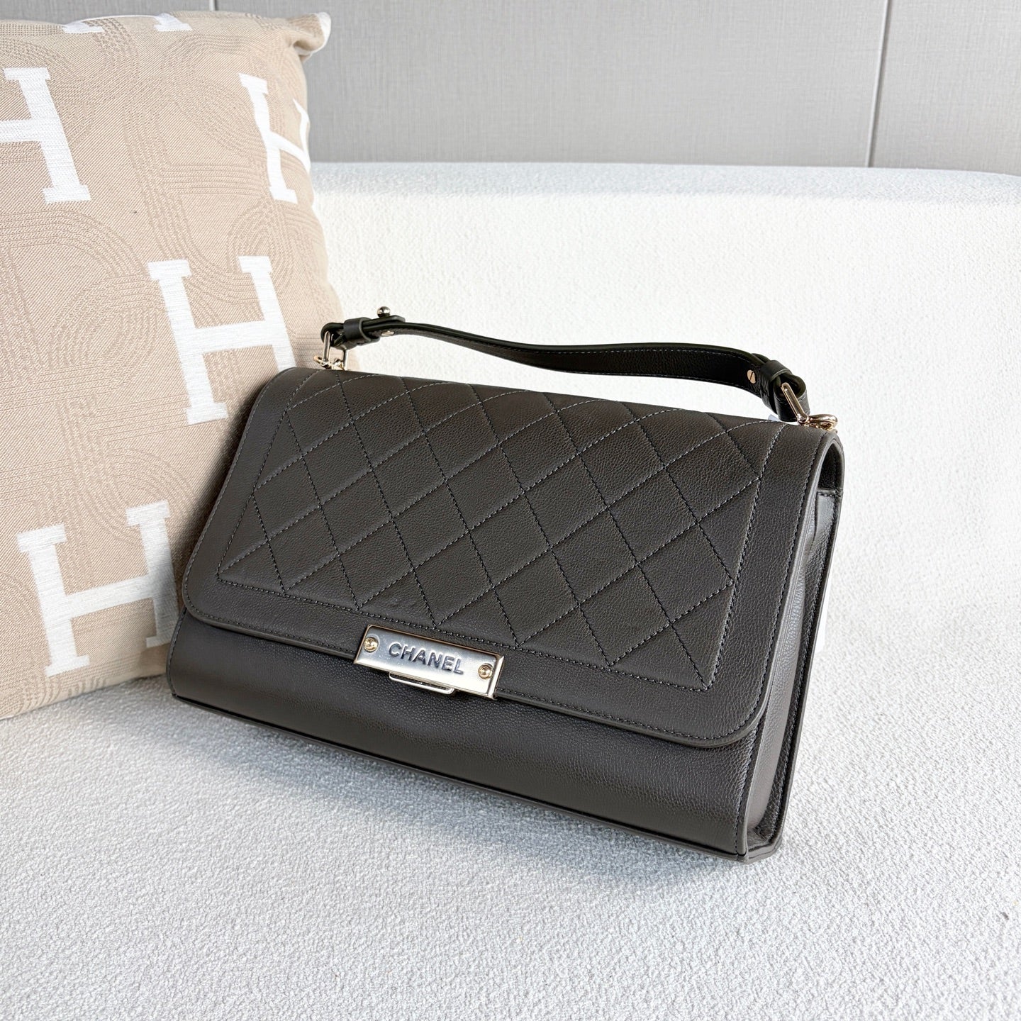 Chanel - Top Handle Flap Bag - Grained calfskin leather - Grey with Gold-Tone Hardware - (medium)