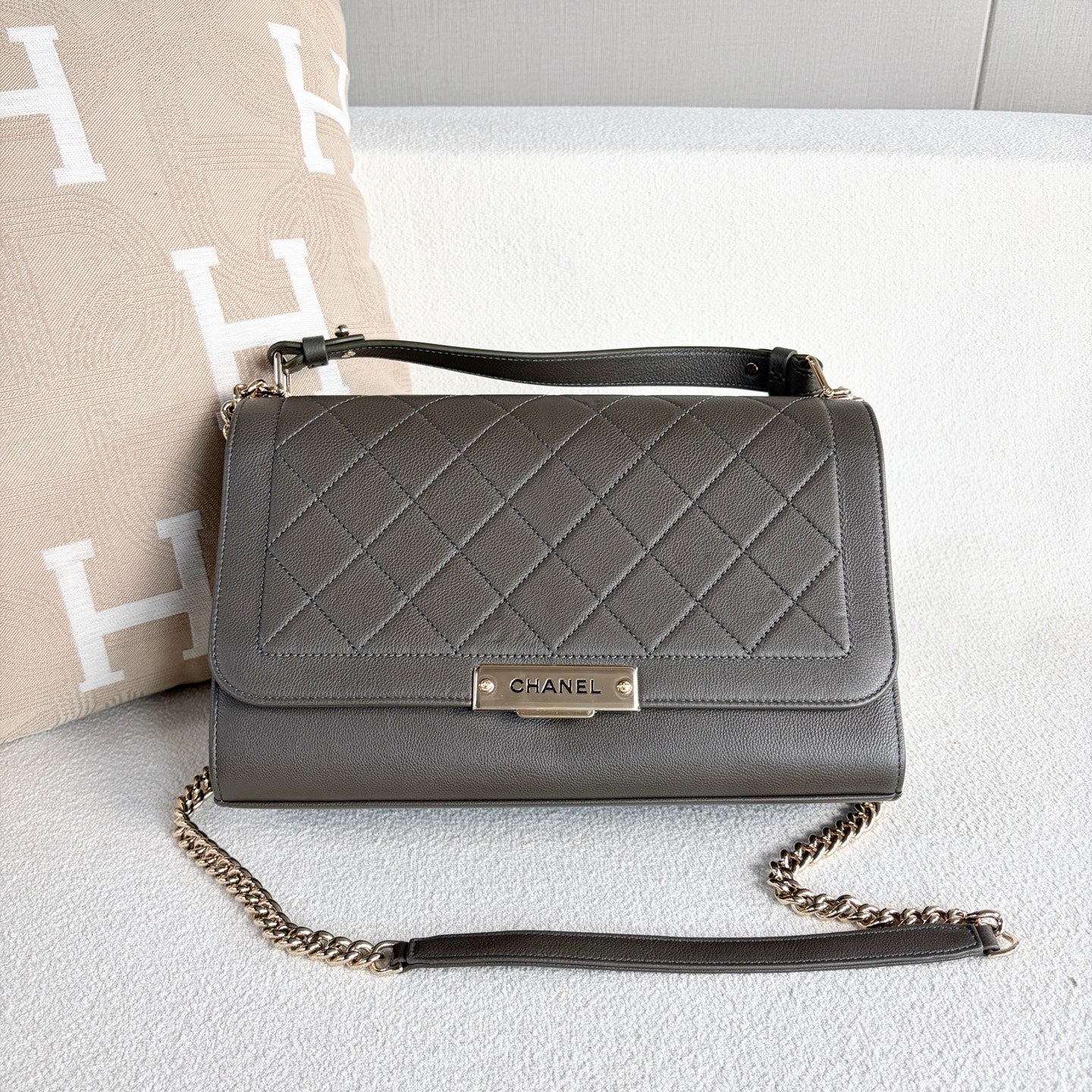 Chanel - Top Handle Flap Bag - Grained calfskin leather - Grey with Gold-Tone Hardware - (medium)