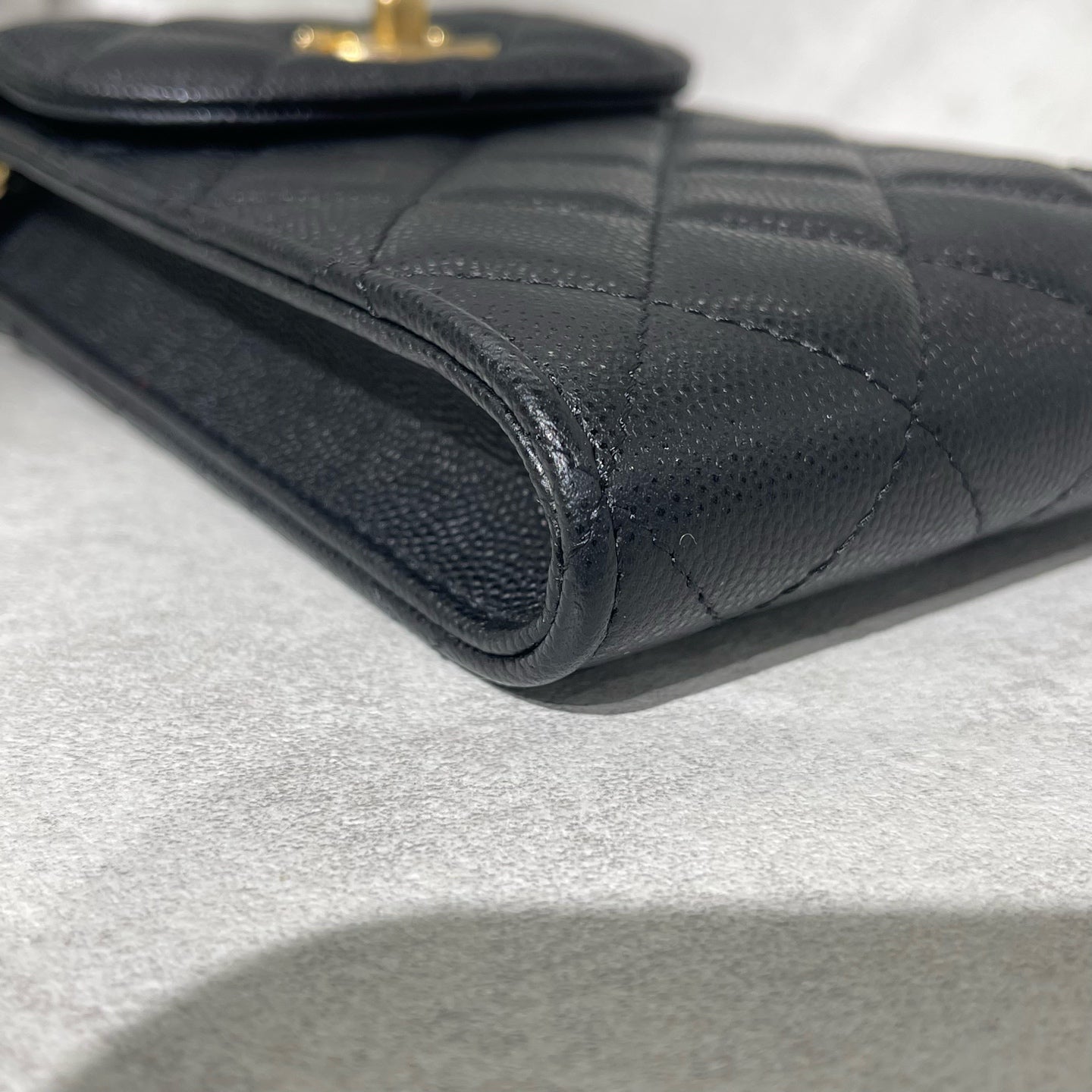Chanel - Top Handle Phone Holder with Chain - Caviar leather - Black with Gold-Tone Hardware - (mini)