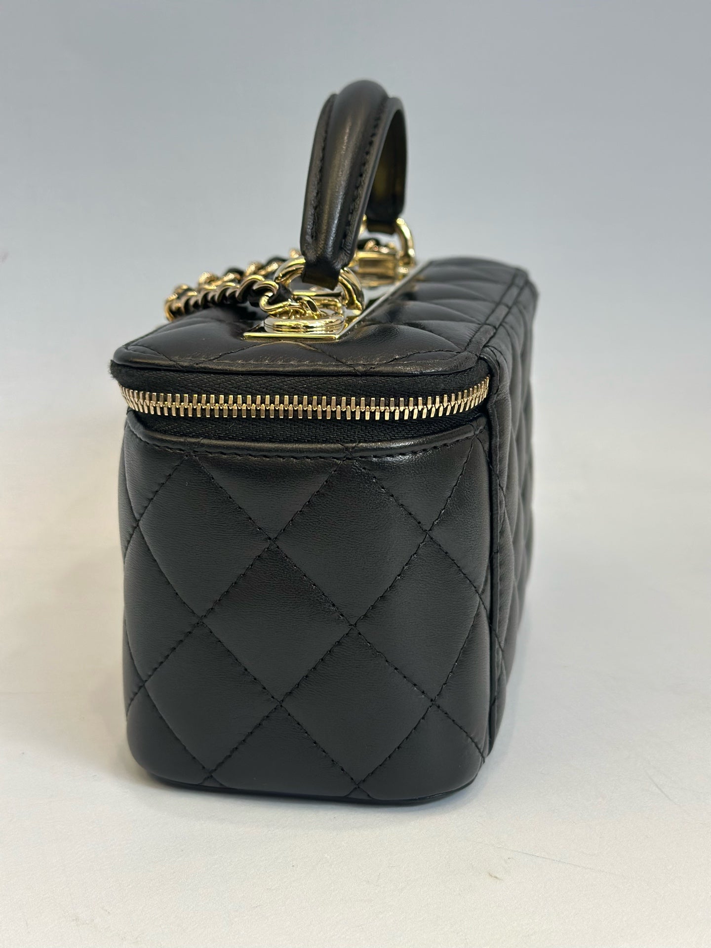Chanel - Trendy CC Top Handle Vanity Case - Lambskin leather - Black with Gold-Tone Hardware - (mini)