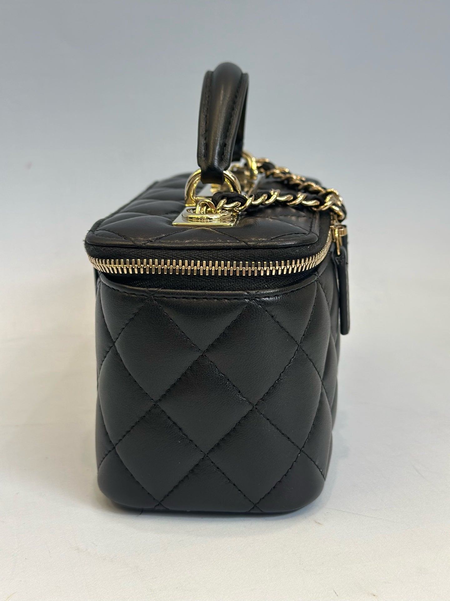 Chanel - Trendy CC Top Handle Vanity Case - Lambskin leather - Black with Gold-Tone Hardware - (mini)