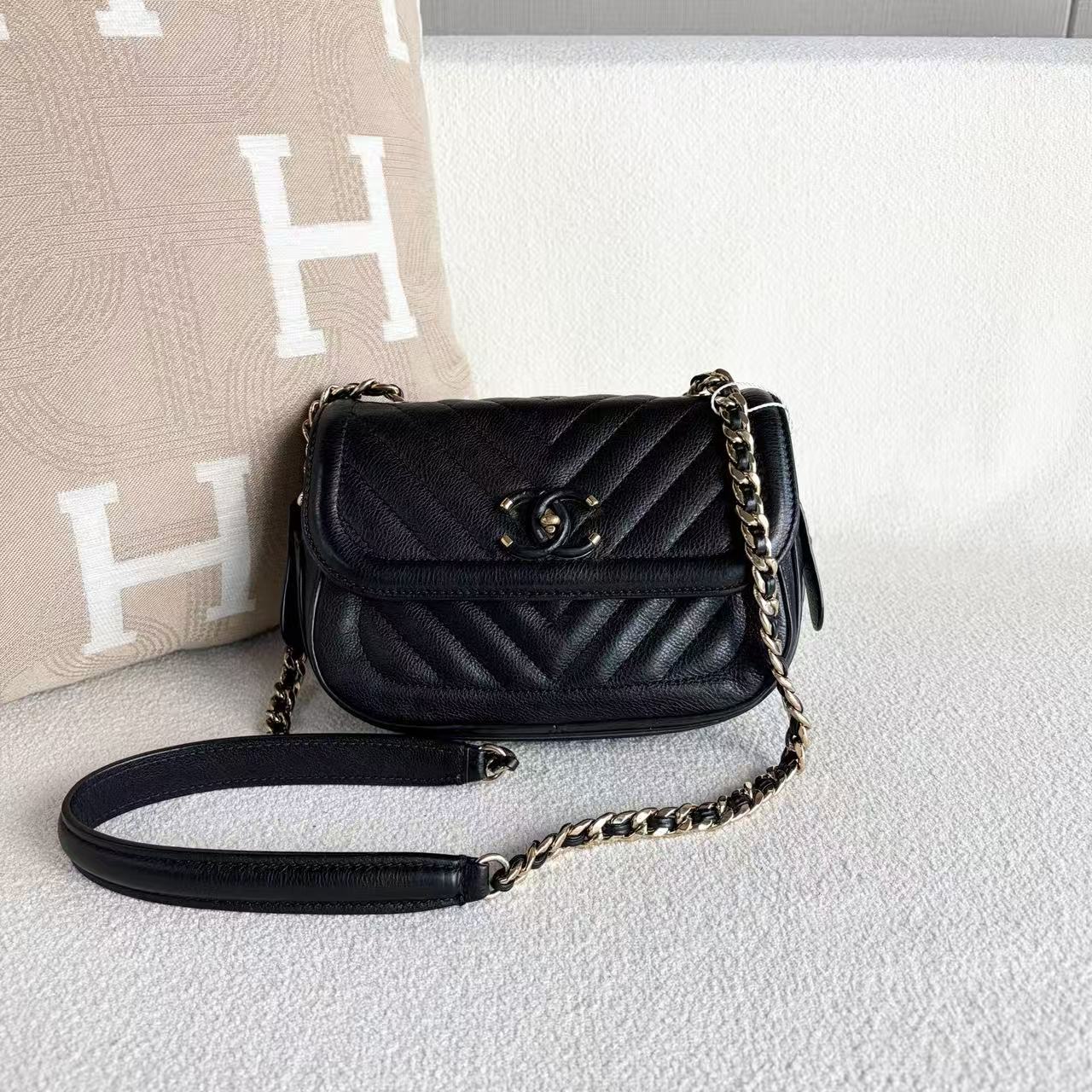 Chanel - V-pattern Flap Bag - Grained calfskin leather - Black with Gold-Tone Hardware - (Mini)