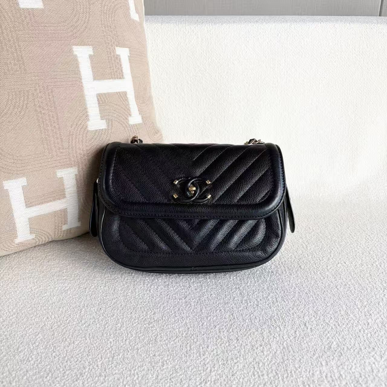 Chanel - V-pattern Flap Bag - Grained calfskin leather - Black with Gold-Tone Hardware - (Mini)