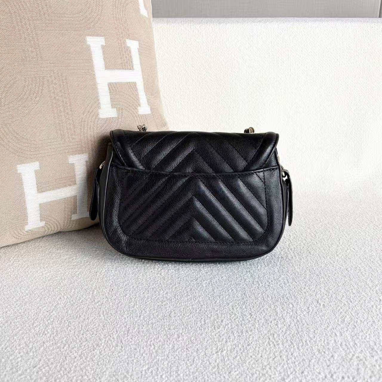Chanel - V-pattern Flap Bag - Grained calfskin leather - Black with Gold-Tone Hardware - (Mini)