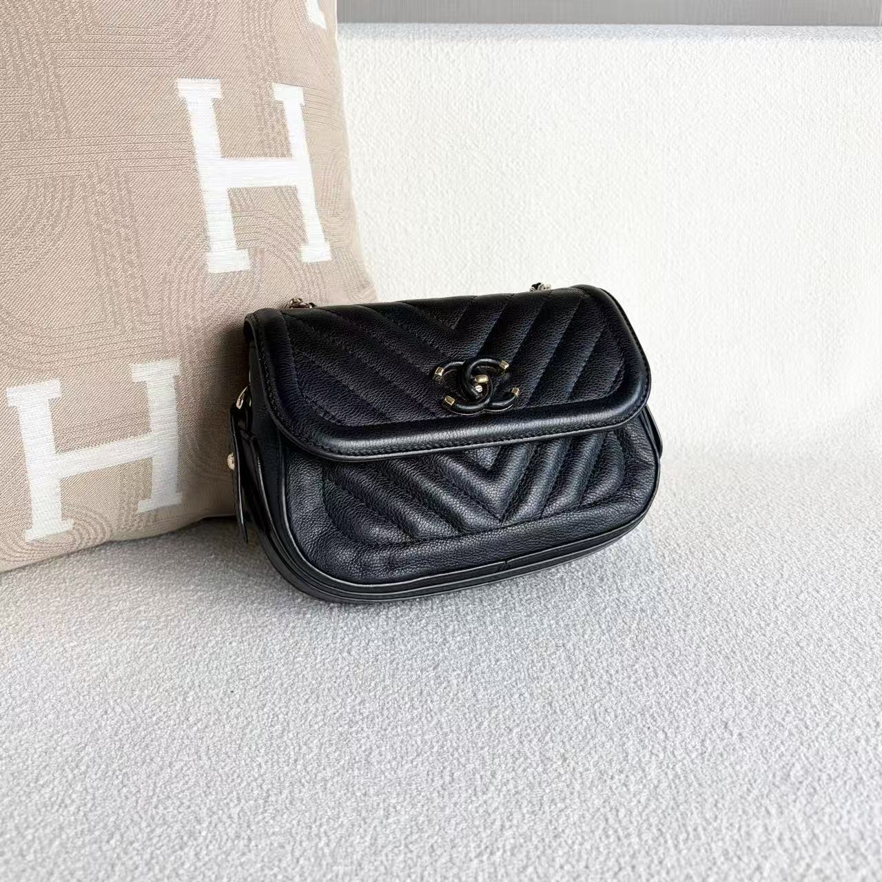 Chanel - V-pattern Flap Bag - Grained calfskin leather - Black with Gold-Tone Hardware - (Mini)
