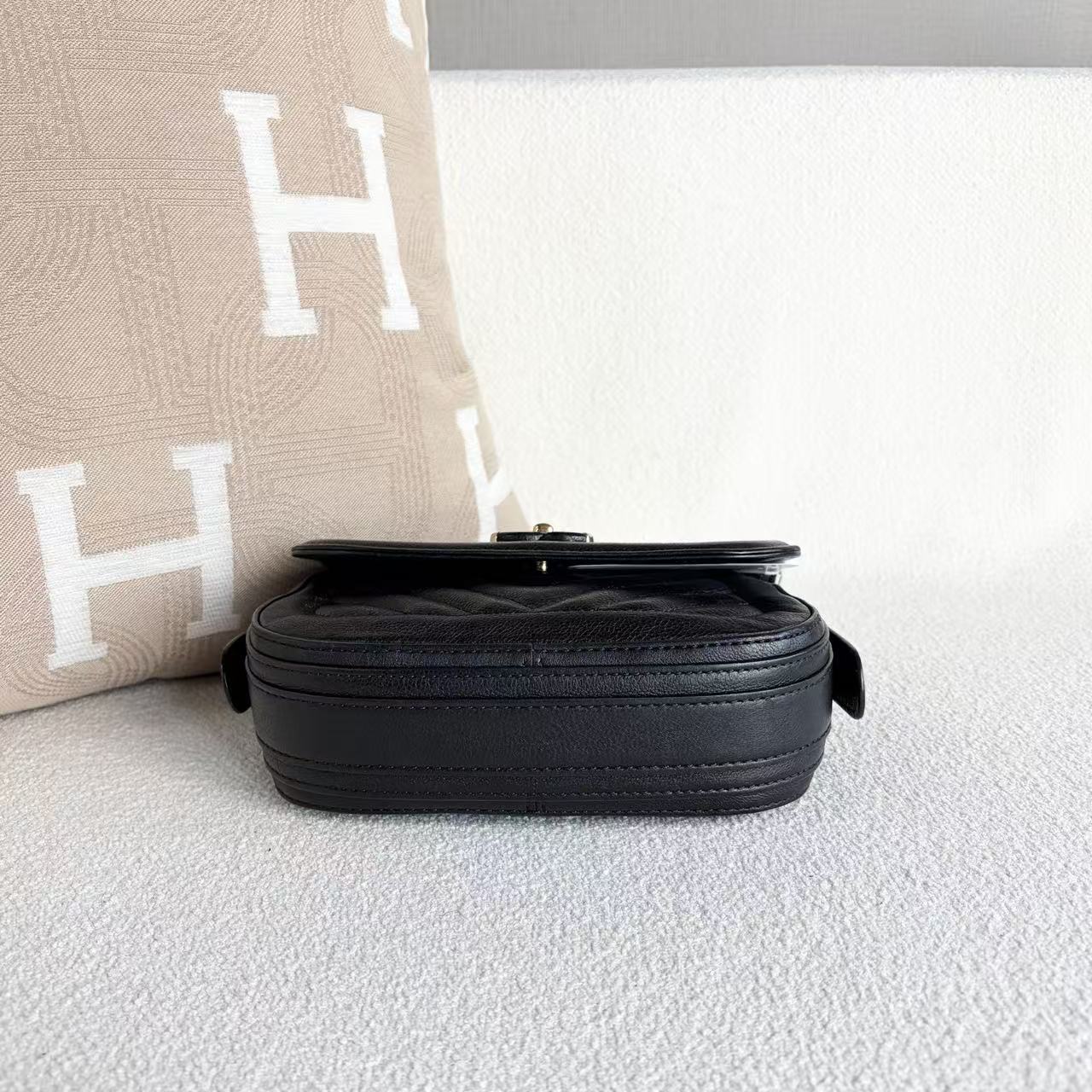 Chanel - V-pattern Flap Bag - Grained calfskin leather - Black with Gold-Tone Hardware - (Mini)